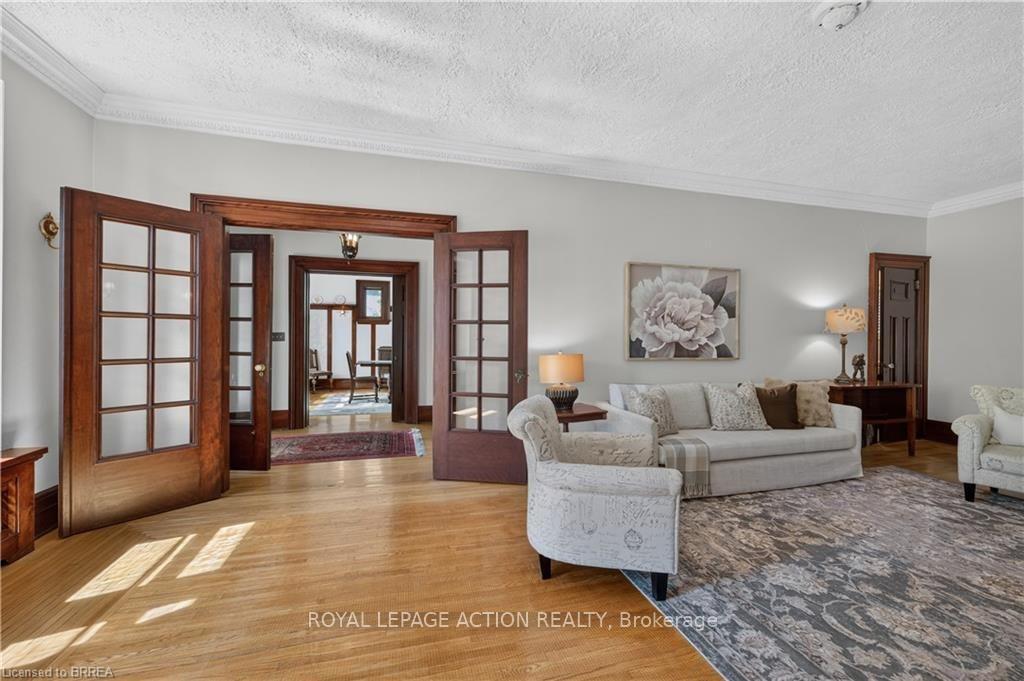 Photo 8 of 29 Lorne Crescent, Brantford, North Ward — HOMEH