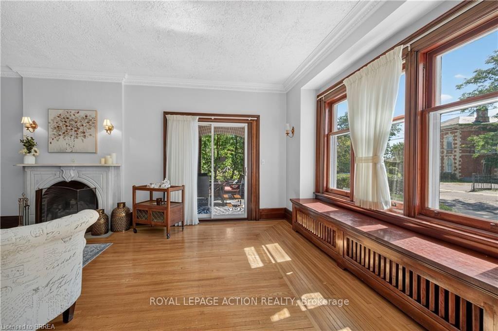 Photo 10 of 29 Lorne Crescent, Brantford, North Ward — HOMEH