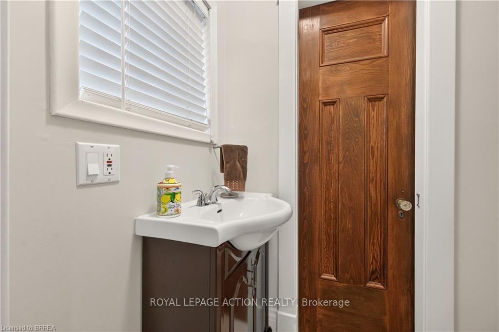Photo 19 of 29 Lorne Crescent, Brantford, North Ward — HOMEH