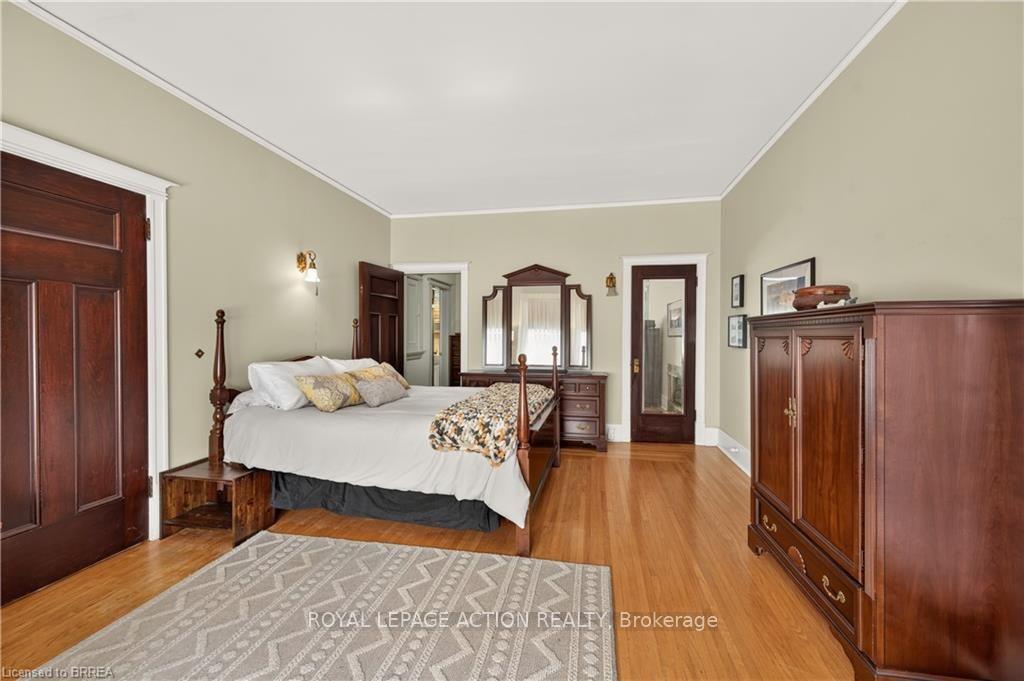 Photo 21 of 29 Lorne Crescent, Brantford, North Ward — HOMEH
