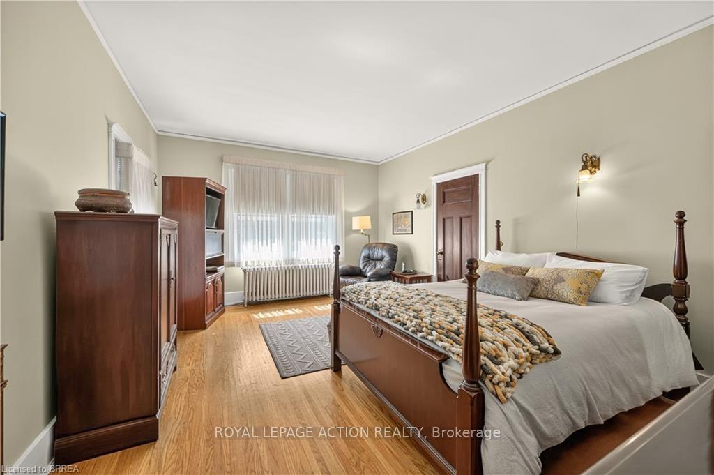 Photo 22 of 29 Lorne Crescent, Brantford, North Ward — HOMEH