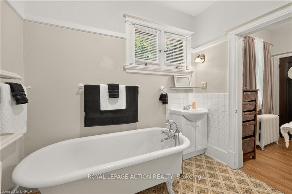 Photo 25 of 29 Lorne Crescent, Brantford, North Ward — HOMEH