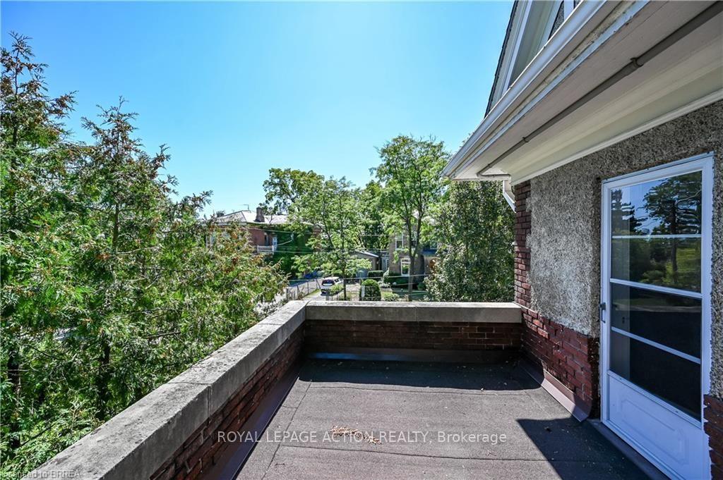 Photo 32 of 29 Lorne Crescent, Brantford, North Ward — HOMEH