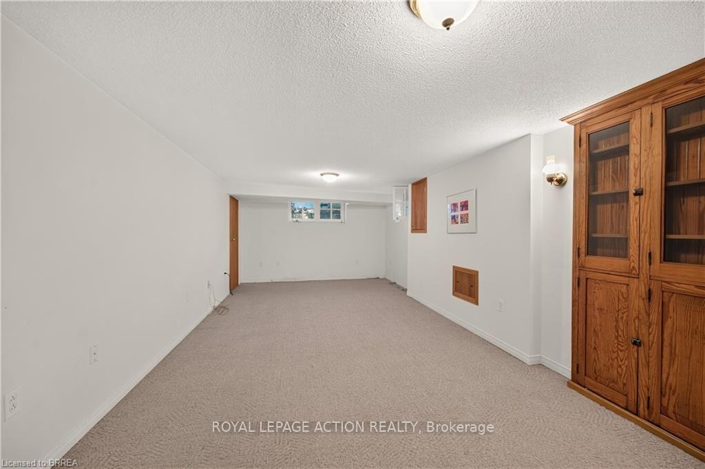 Photo 40 of 29 Lorne Crescent, Brantford, North Ward — HOMEH