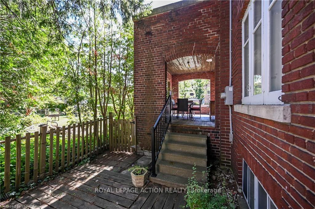 Photo 47 of 29 Lorne Crescent, Brantford, North Ward — HOMEH