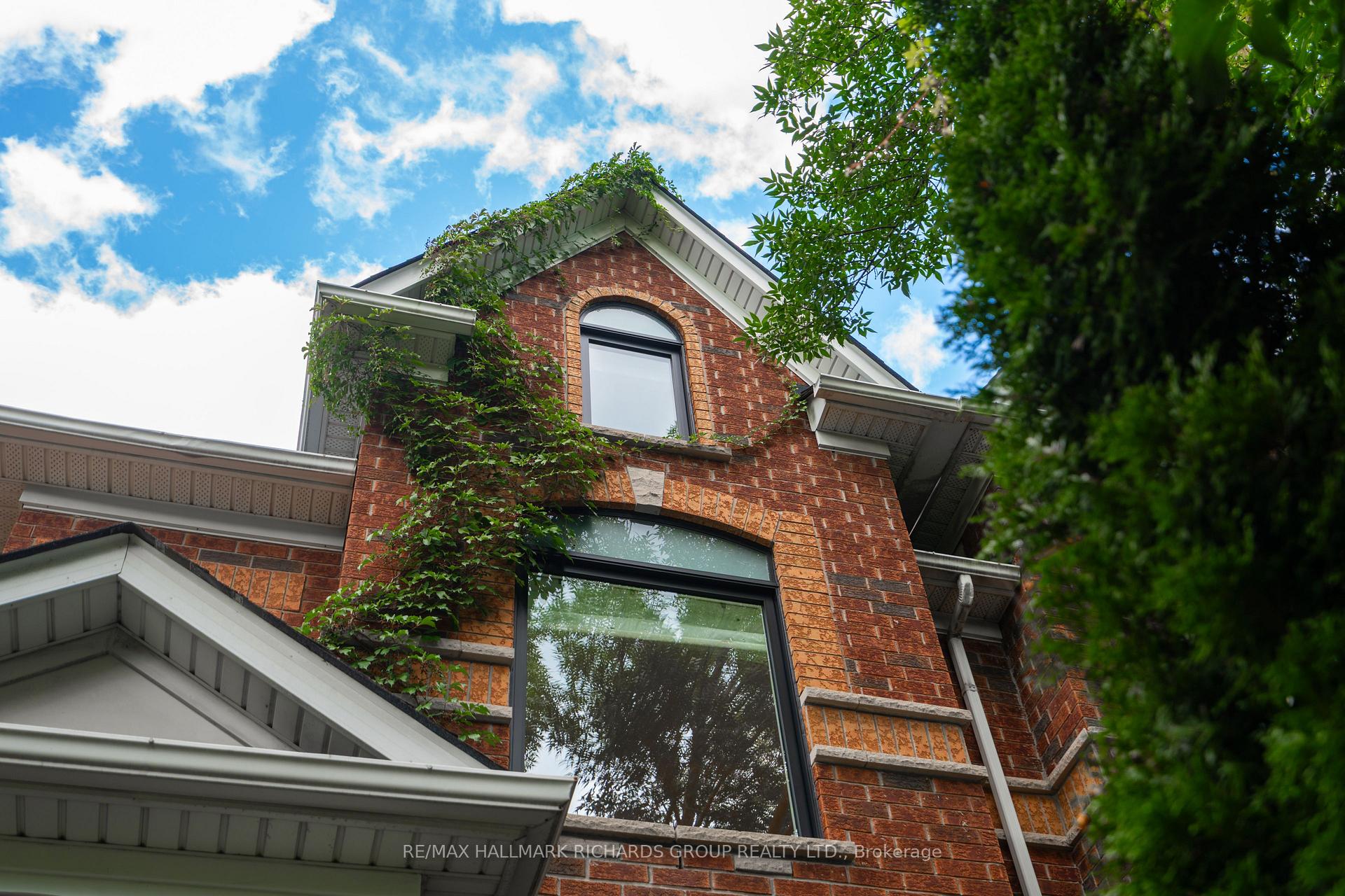 Photo 2 of 32 Crossovers Street, Toronto, East End-Danforth — HOMEH