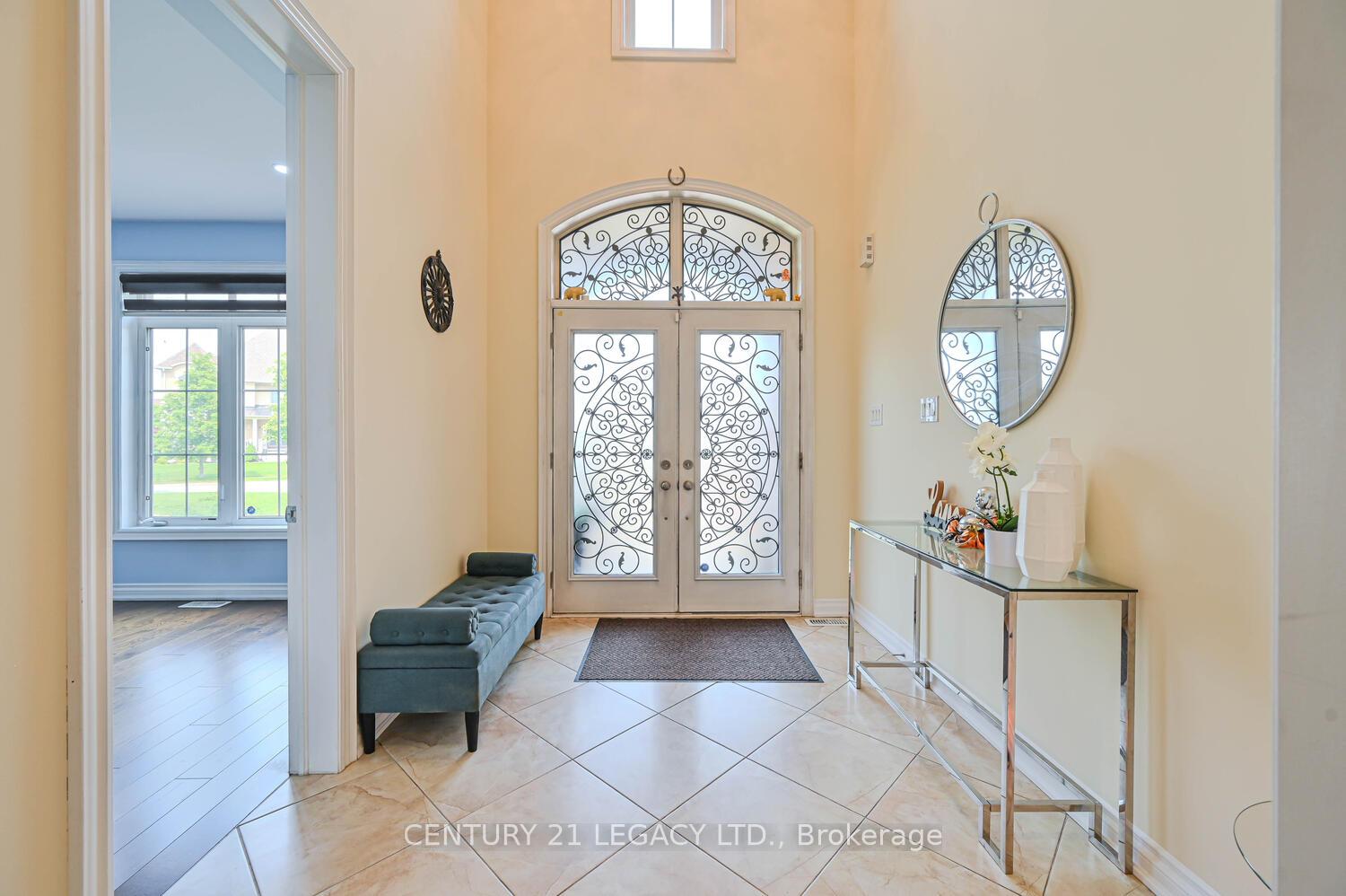Photo 4 of 34 Cannington Crescent, Brampton, Credit Valley — HOMEH