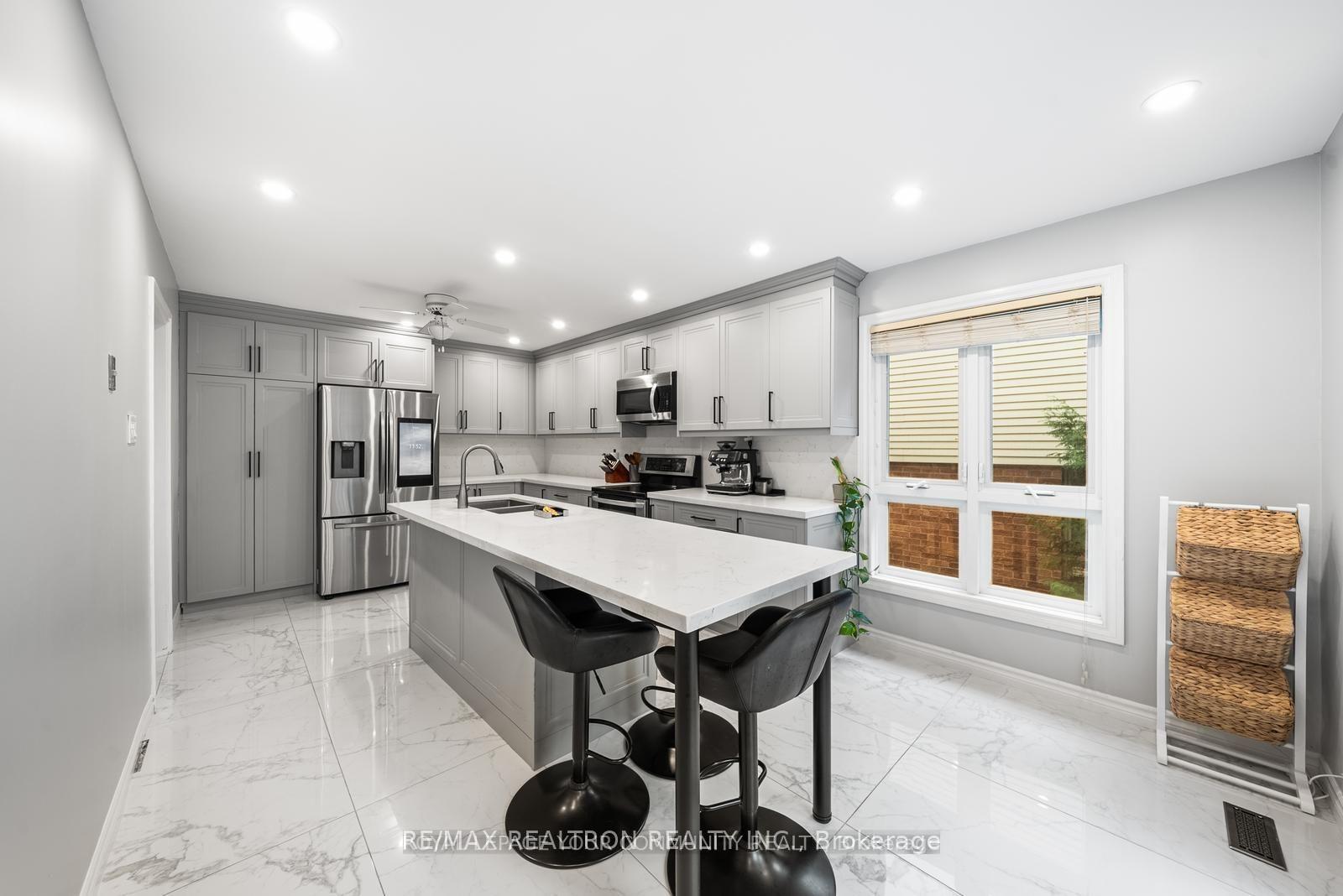 Photo 9 of 235 Kemano Road, Aurora, Aurora Heights — HOMEH