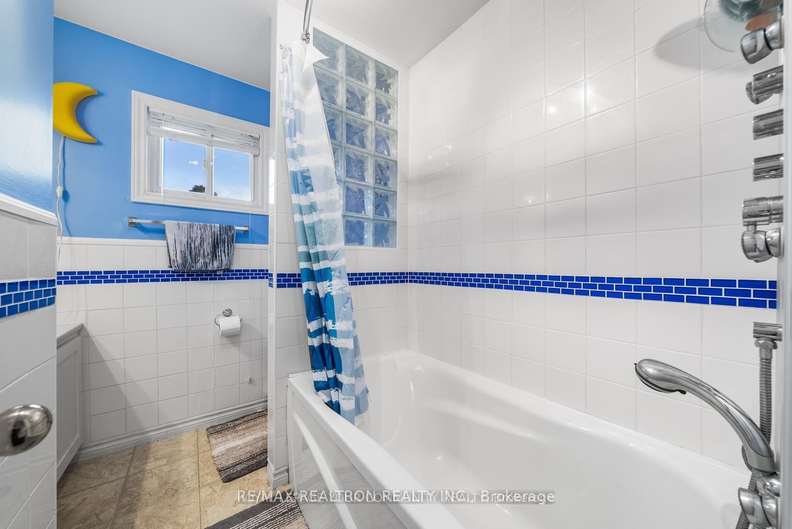 Photo 20 of 235 Kemano Road, Aurora, Aurora Heights — HOMEH