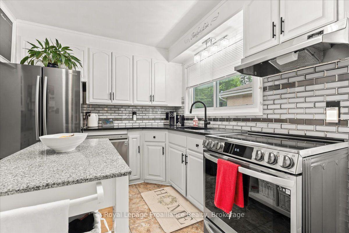 Photo 3 of 23 Alfred Drive, Belleville, Belleville Ward — HOMEH