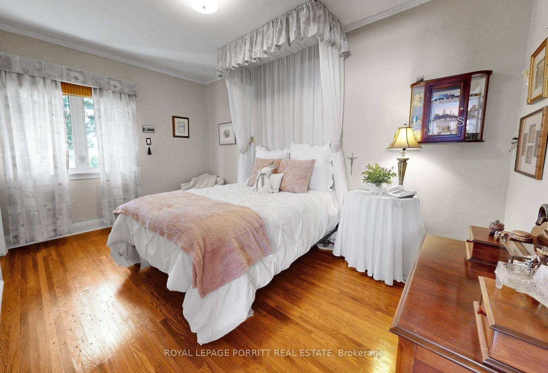 Photo 11 of 79 Burlingame Road, Etobicoke, Alderwood — HOMEH