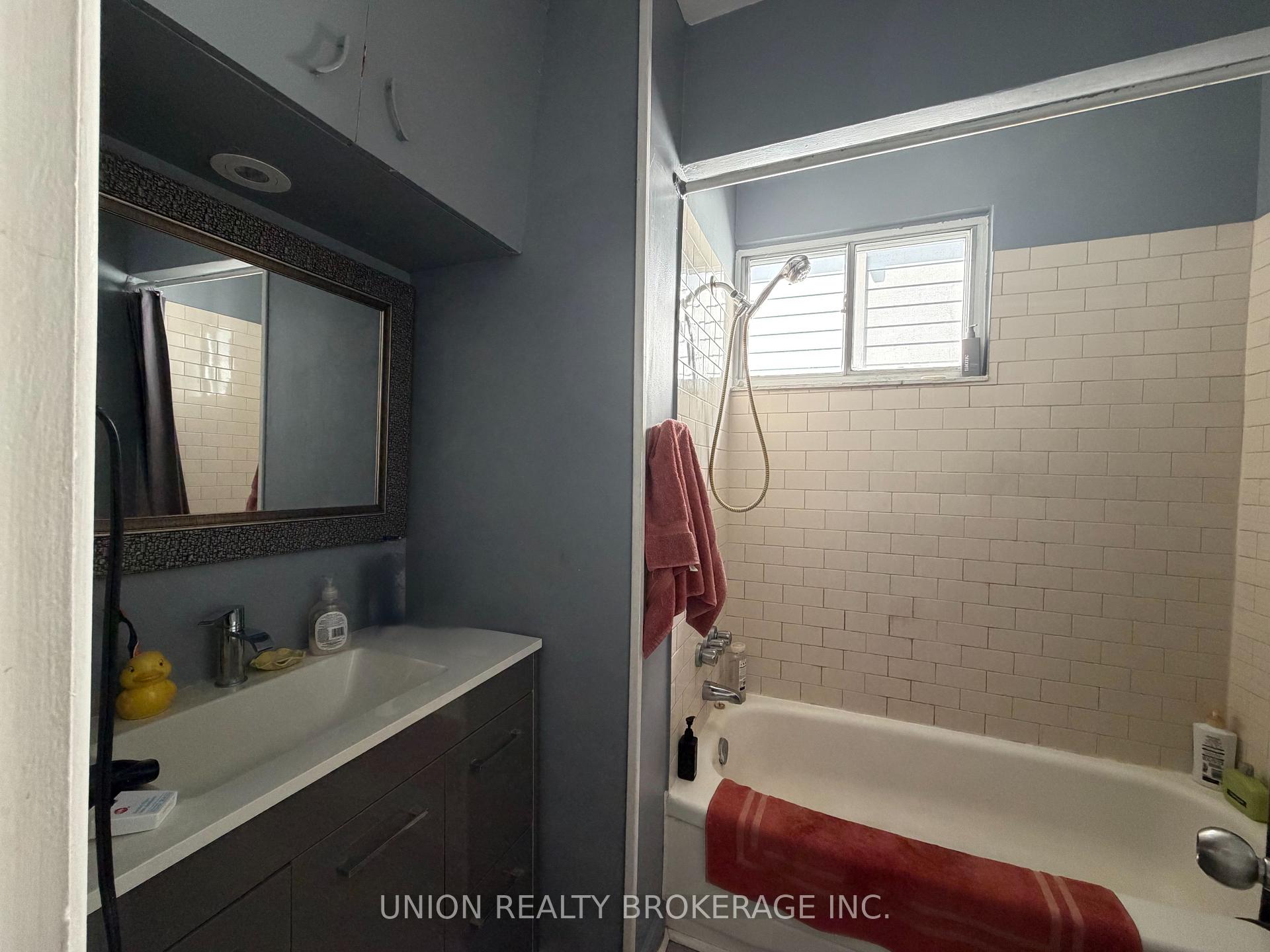 Photo 5 of Unit Upper, 36 Balsam Avenue, Toronto, The Beaches — HOMEH