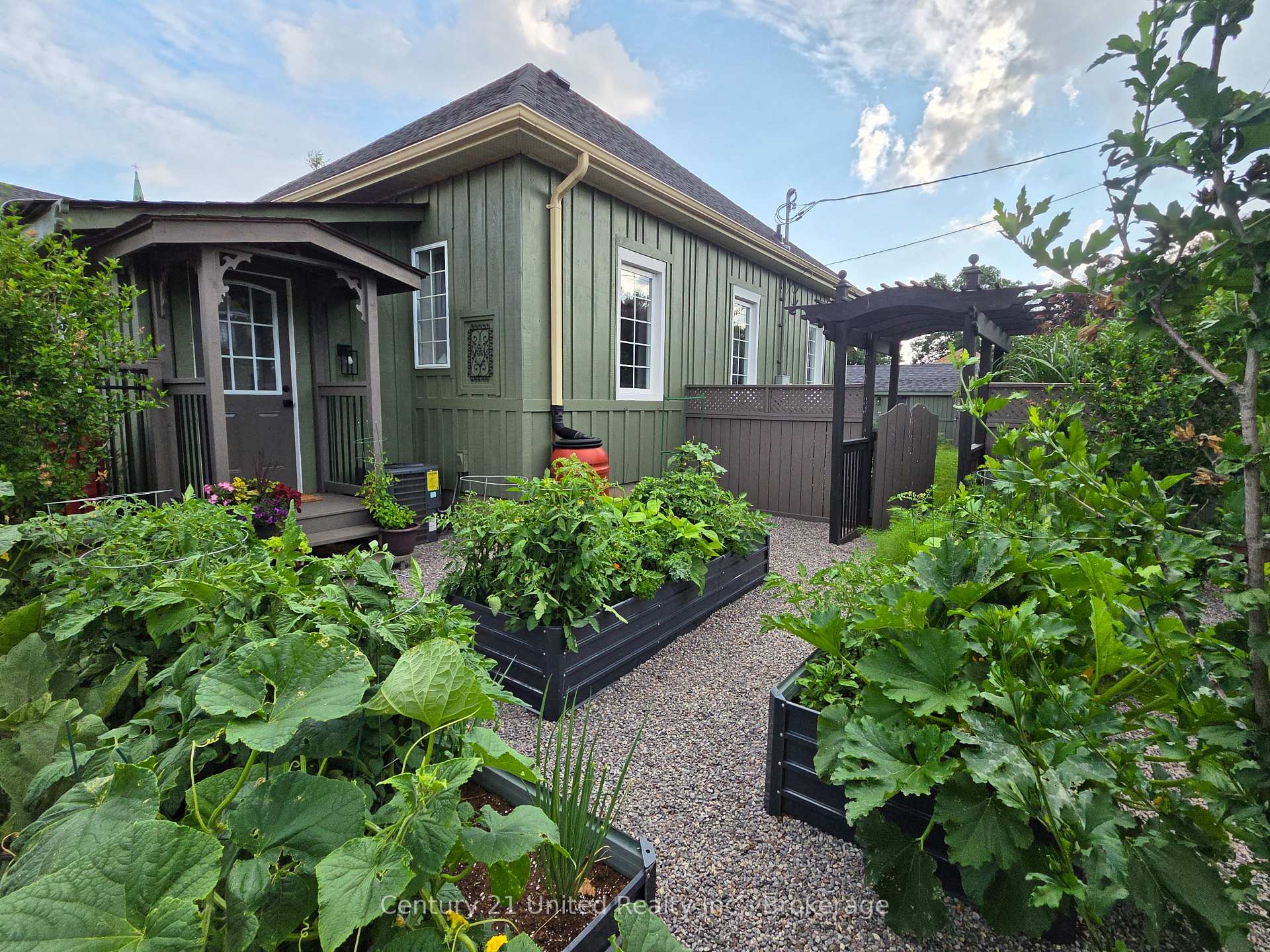 Photo 4 of 759 Hurley Street, Peterborough, Otonabee Ward 1 — HOMEH