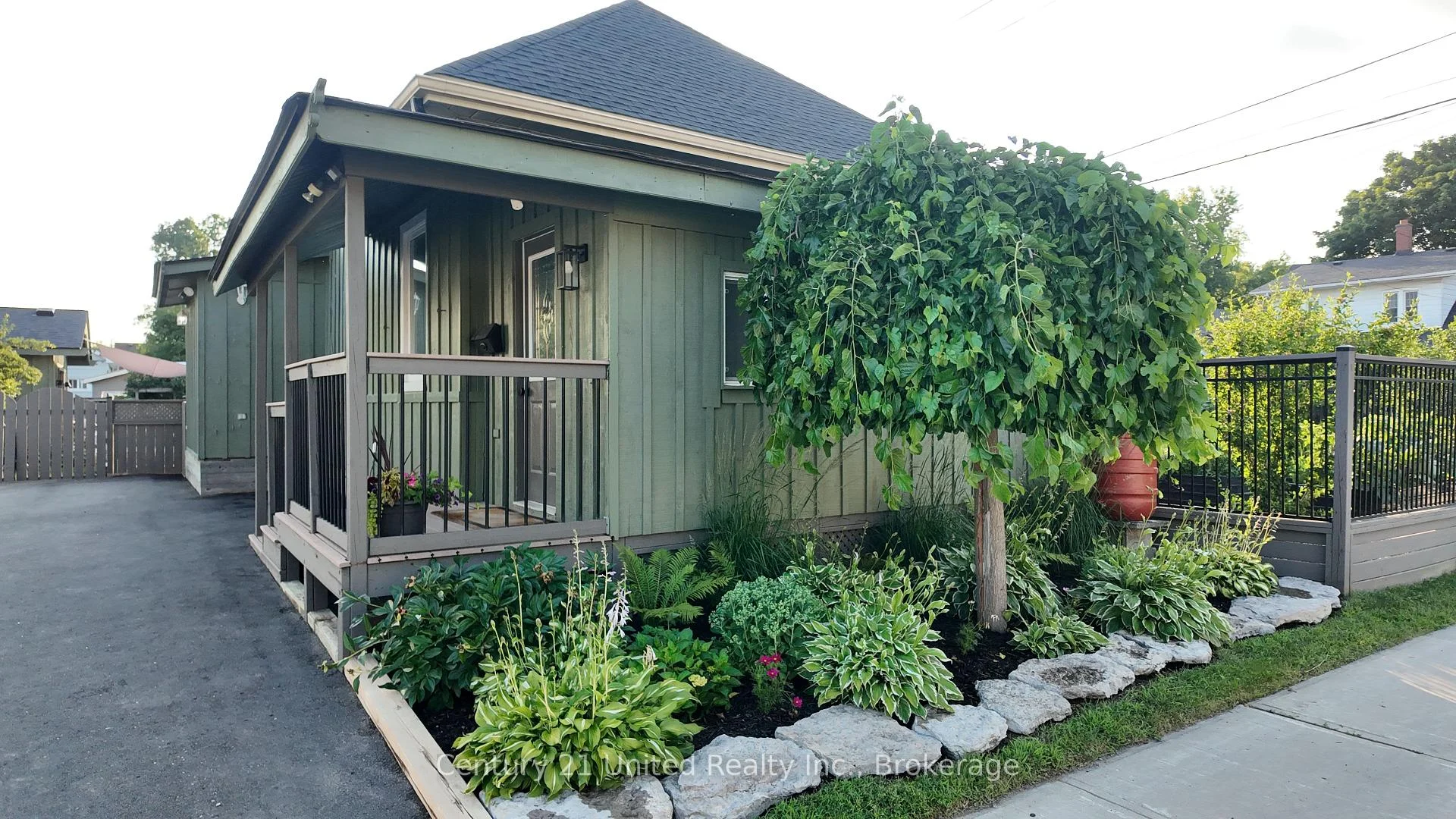 Photo 2 of 759 Hurley Street, Peterborough, Otonabee Ward 1 — HOMEH