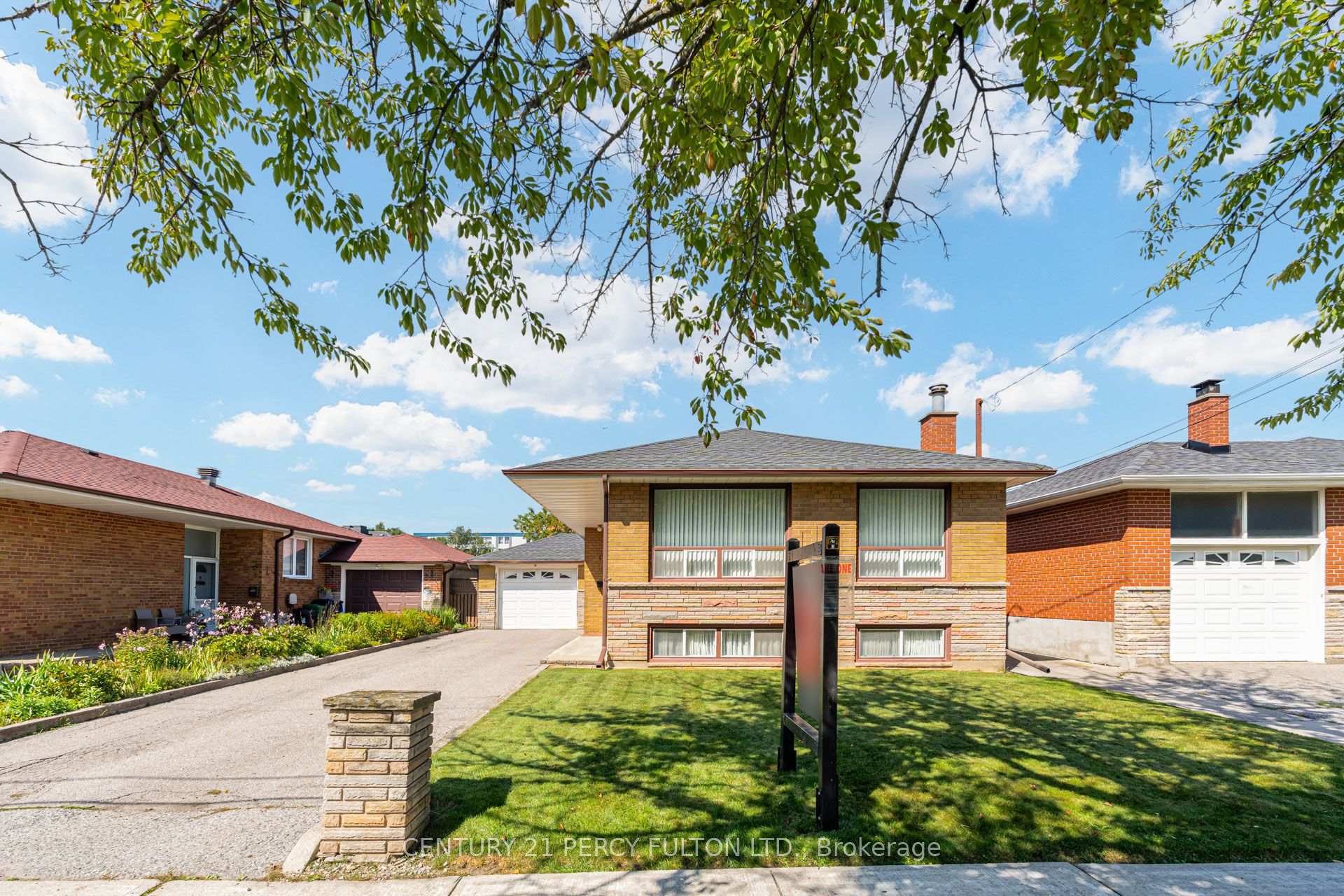Photo 1 of 10 Dunlop Avenue, Scarborough, Clairlea-Birchmount — HOMEH