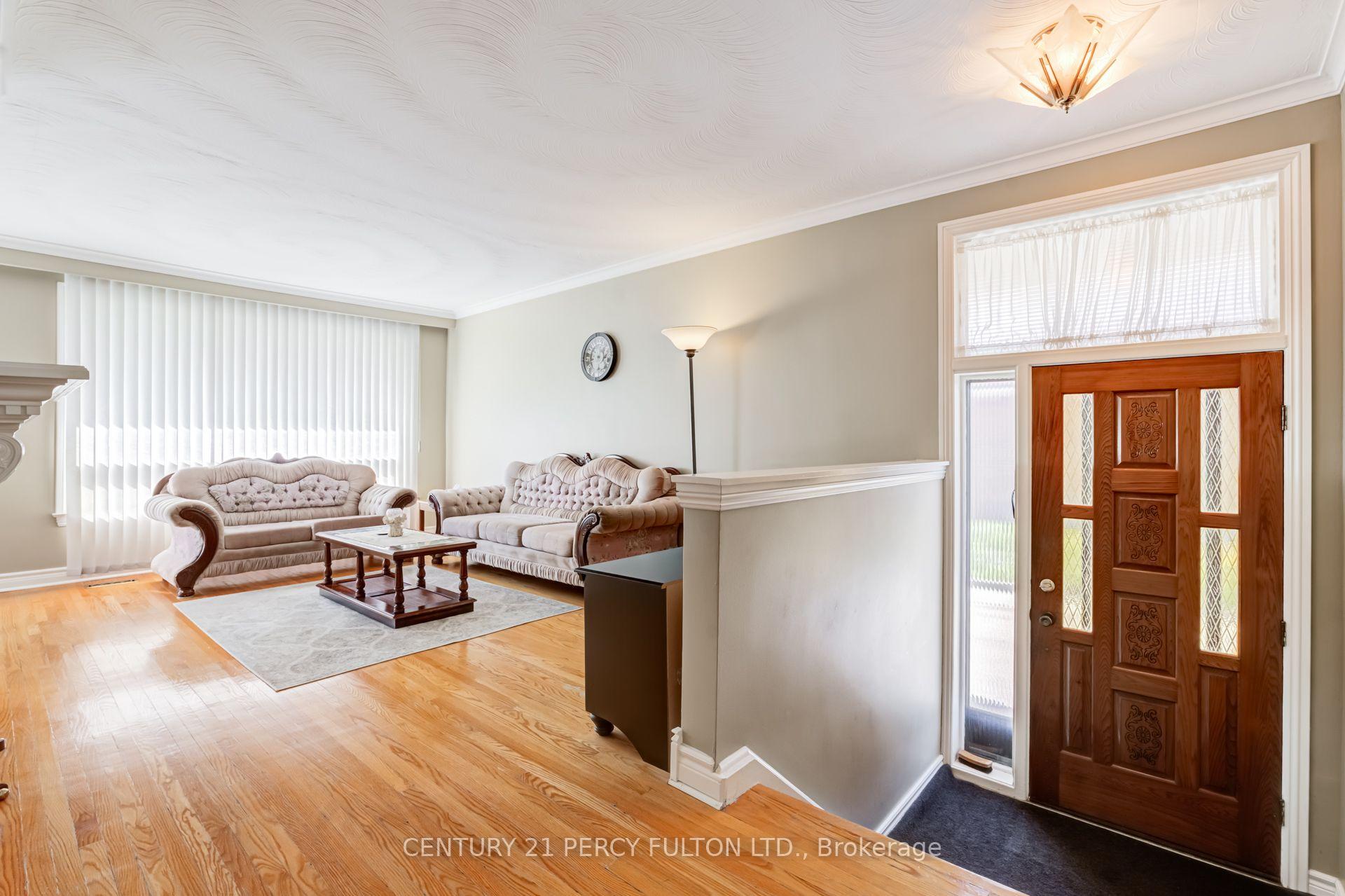 Photo 2 of 10 Dunlop Avenue, Scarborough, Clairlea-Birchmount — HOMEH