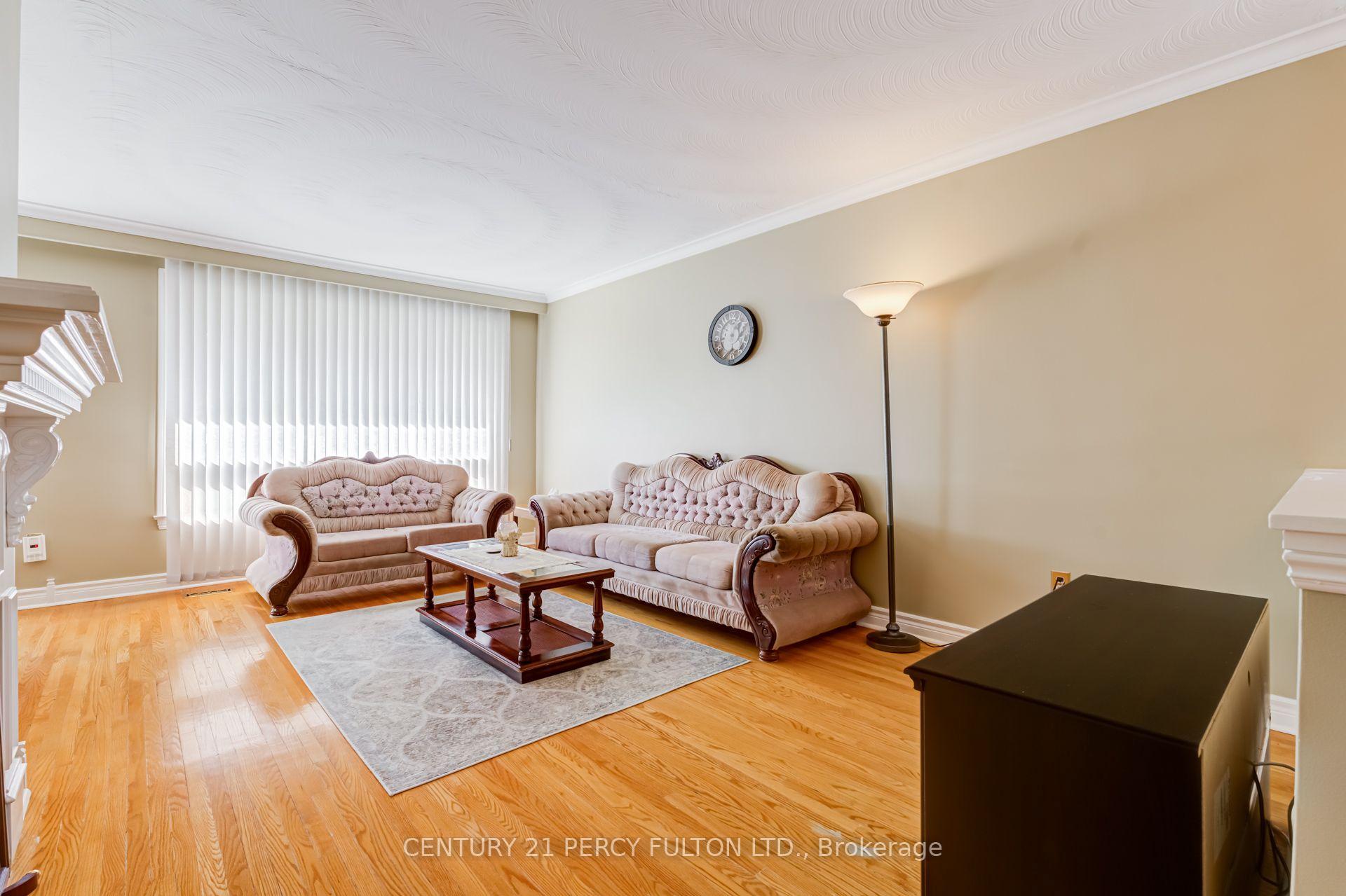 Photo 3 of 10 Dunlop Avenue, Scarborough, Clairlea-Birchmount — HOMEH