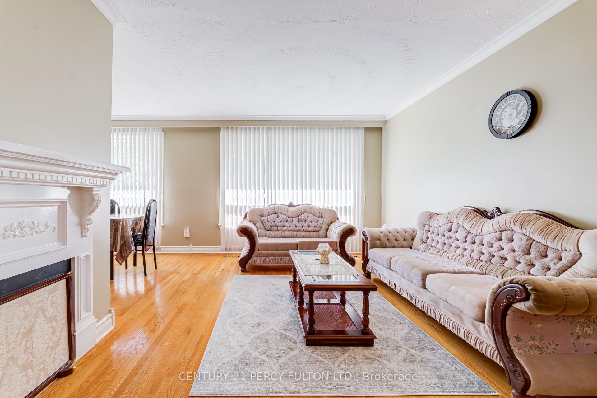 Photo 4 of 10 Dunlop Avenue, Scarborough, Clairlea-Birchmount — HOMEH