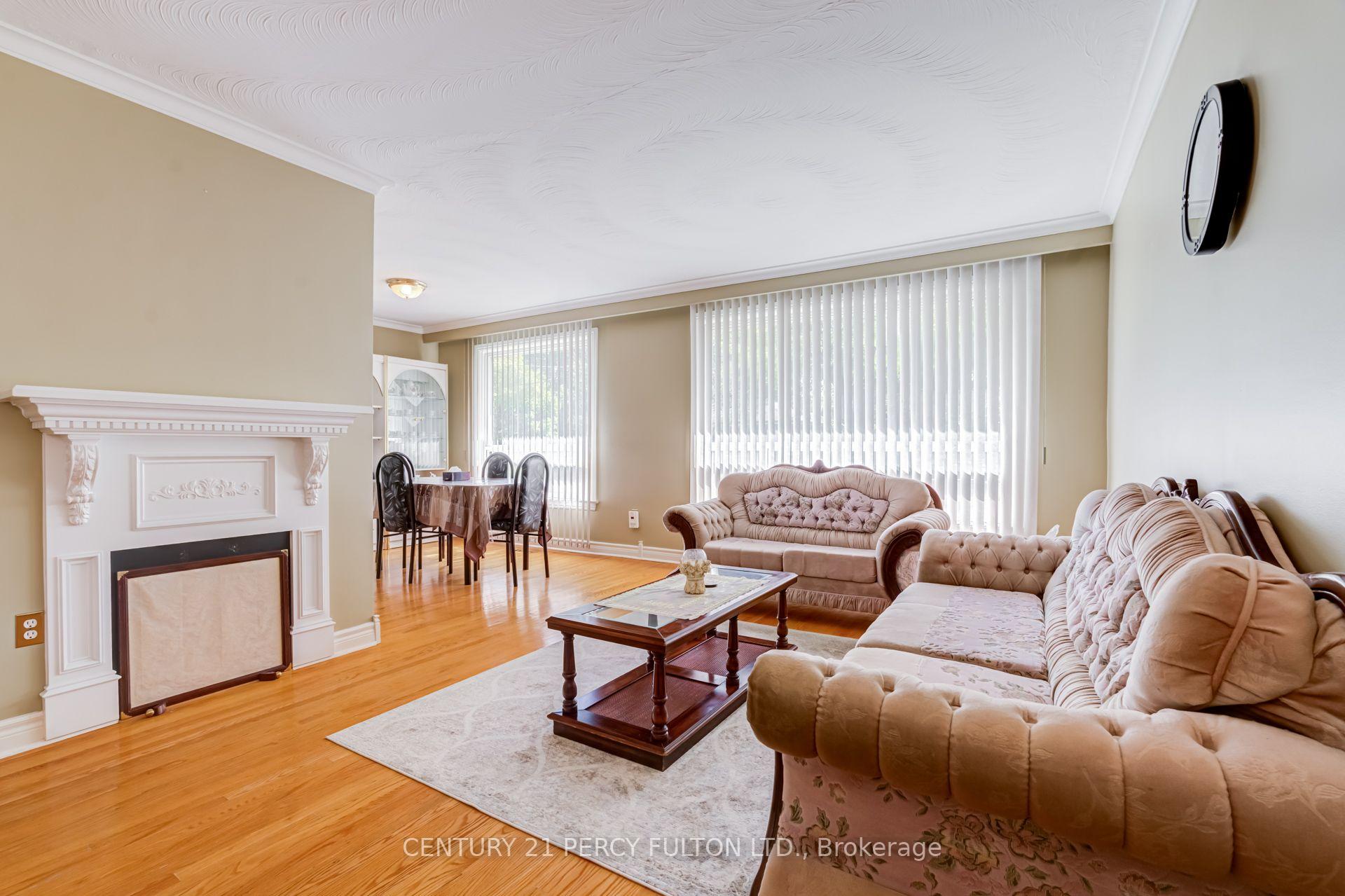 Photo 5 of 10 Dunlop Avenue, Scarborough, Clairlea-Birchmount — HOMEH