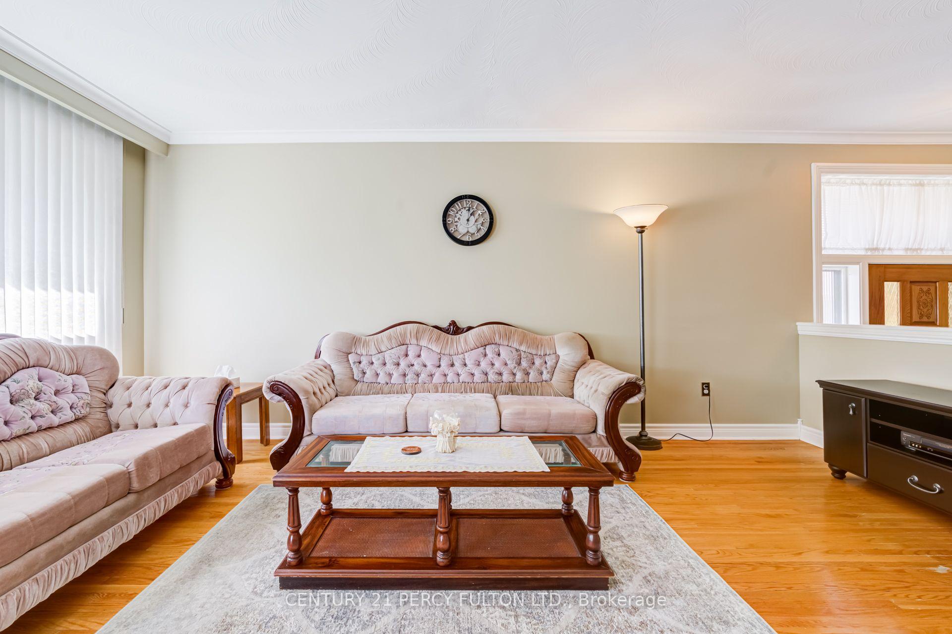 Photo 6 of 10 Dunlop Avenue, Scarborough, Clairlea-Birchmount — HOMEH