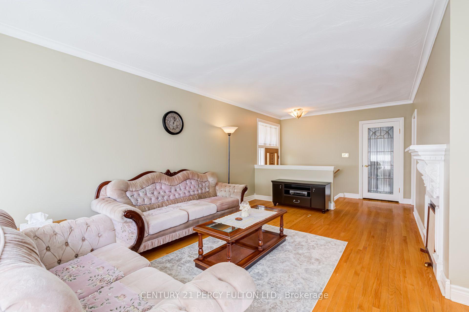 Photo 7 of 10 Dunlop Avenue, Scarborough, Clairlea-Birchmount — HOMEH