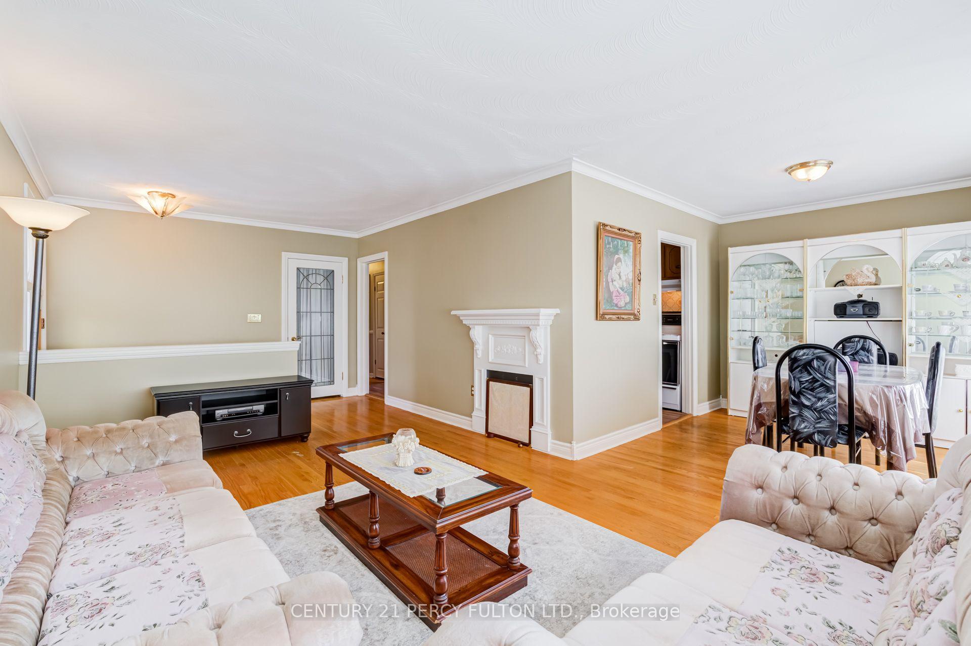 Photo 8 of 10 Dunlop Avenue, Scarborough, Clairlea-Birchmount — HOMEH