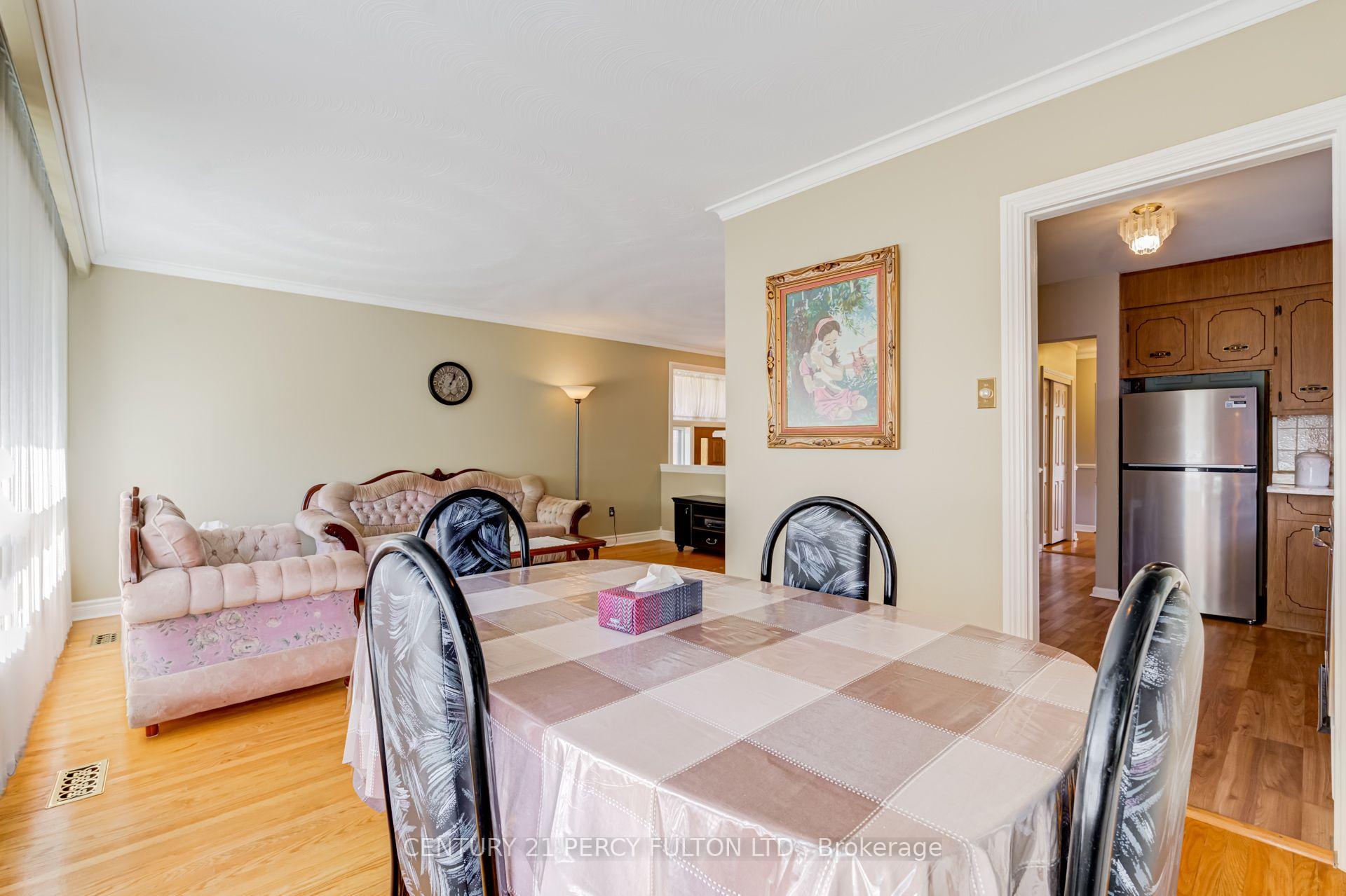 Photo 11 of 10 Dunlop Avenue, Scarborough, Clairlea-Birchmount — HOMEH