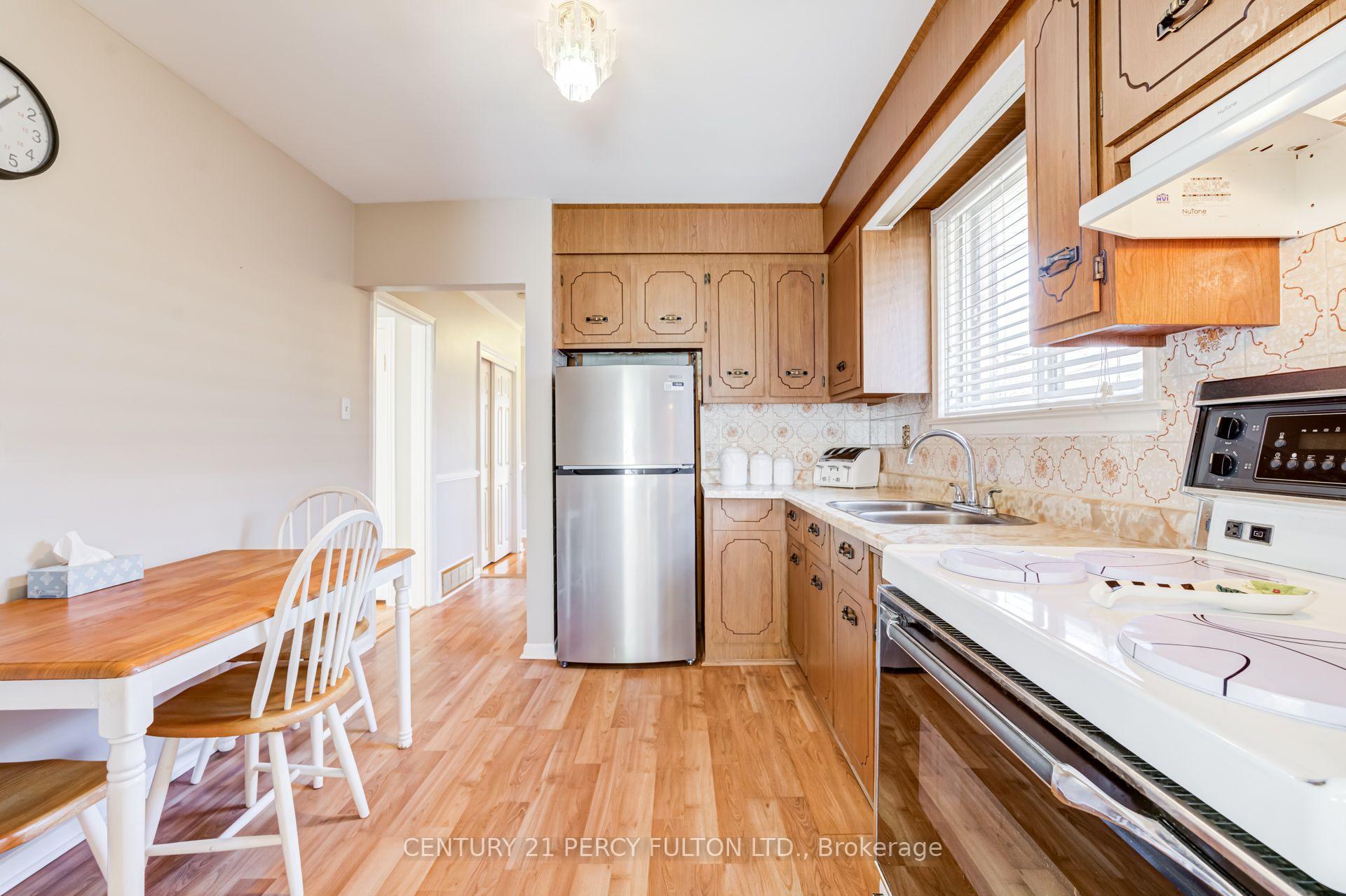 Photo 12 of 10 Dunlop Avenue, Scarborough, Clairlea-Birchmount — HOMEH