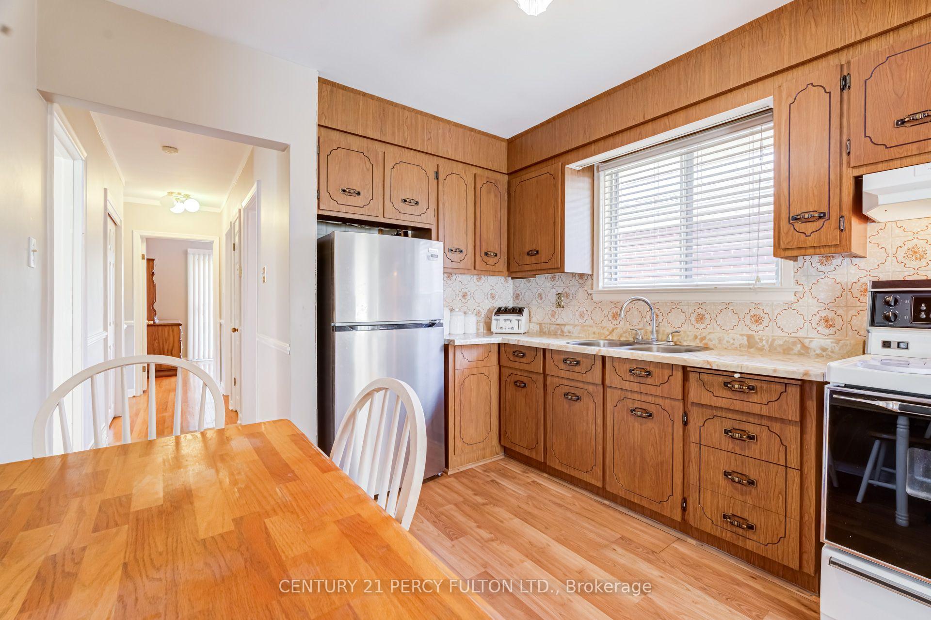 Photo 13 of 10 Dunlop Avenue, Scarborough, Clairlea-Birchmount — HOMEH