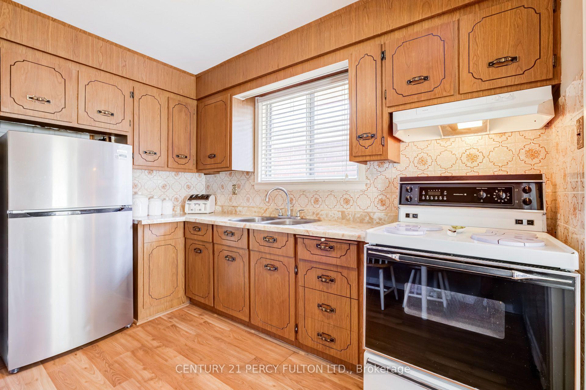 Photo 14 of 10 Dunlop Avenue, Scarborough, Clairlea-Birchmount — HOMEH