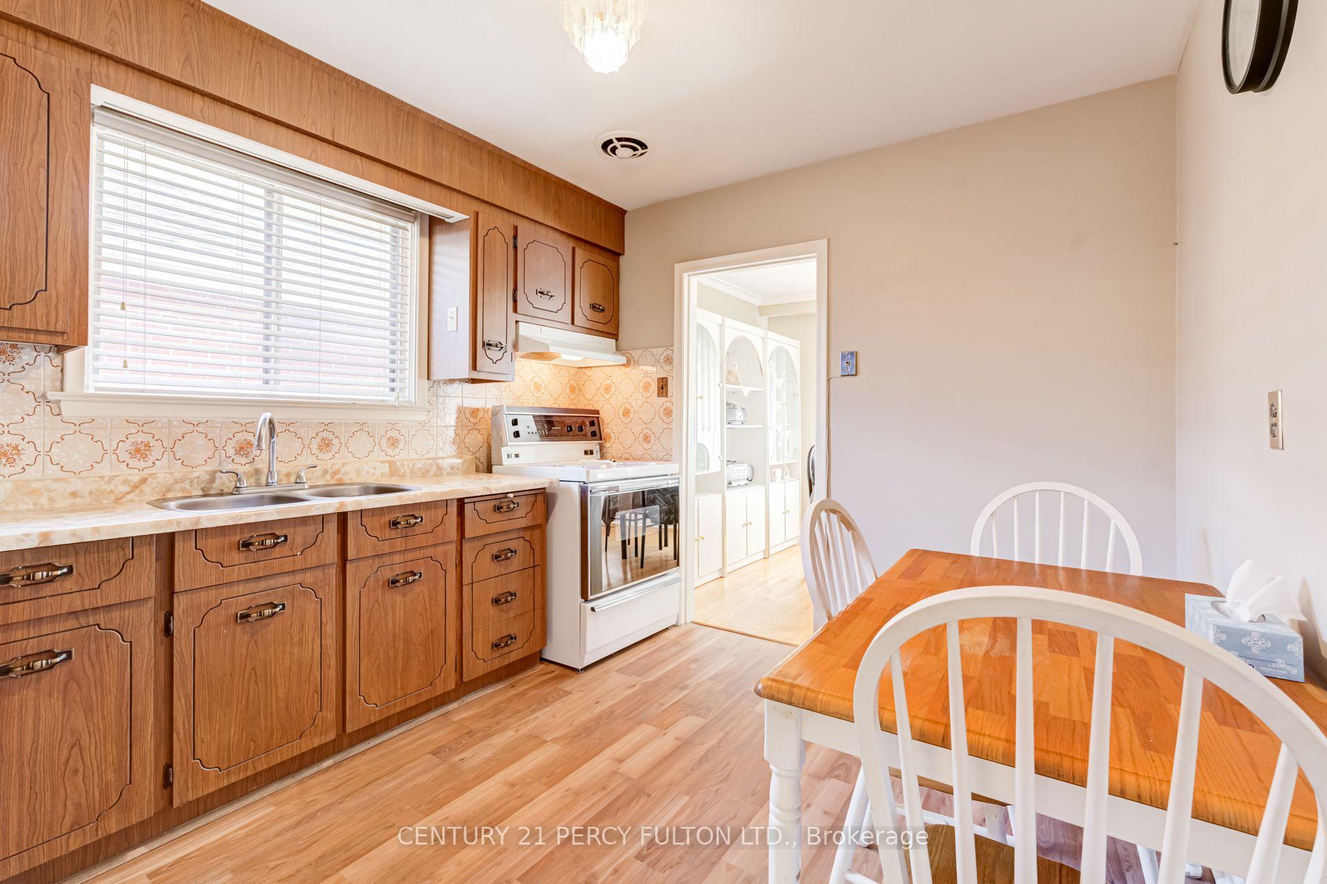 Photo 15 of 10 Dunlop Avenue, Scarborough, Clairlea-Birchmount — HOMEH