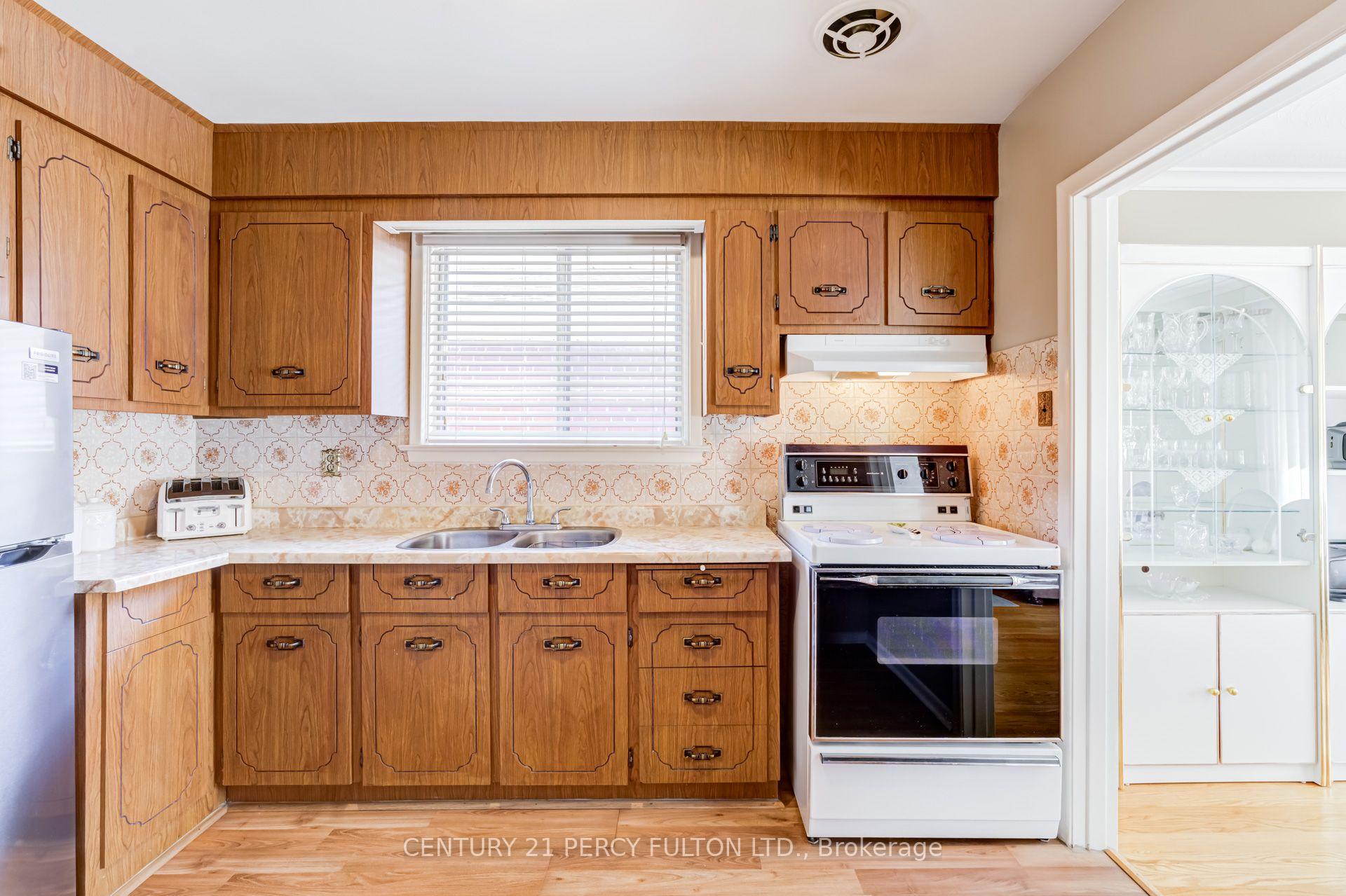 Photo 16 of 10 Dunlop Avenue, Scarborough, Clairlea-Birchmount — HOMEH