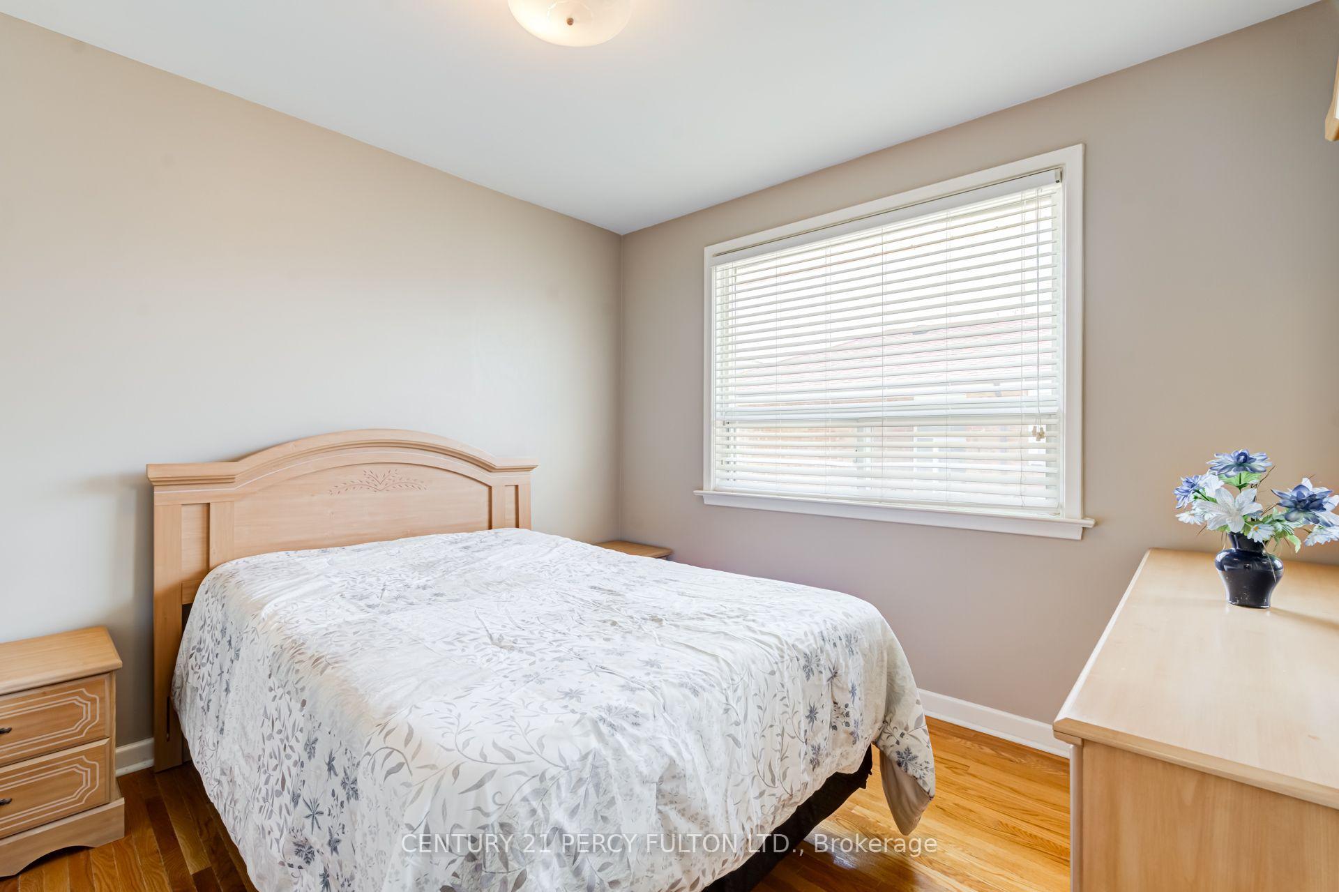 Photo 19 of 10 Dunlop Avenue, Scarborough, Clairlea-Birchmount — HOMEH