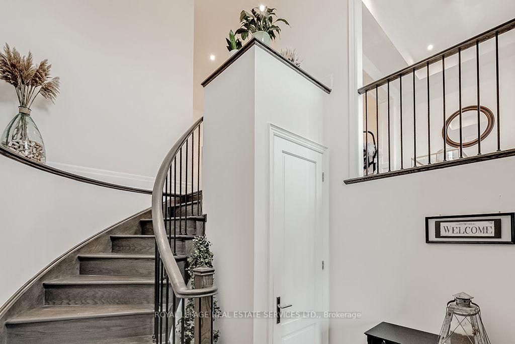Photo 4 of 210 Dorval Drive, Oakville, West — HOMEH