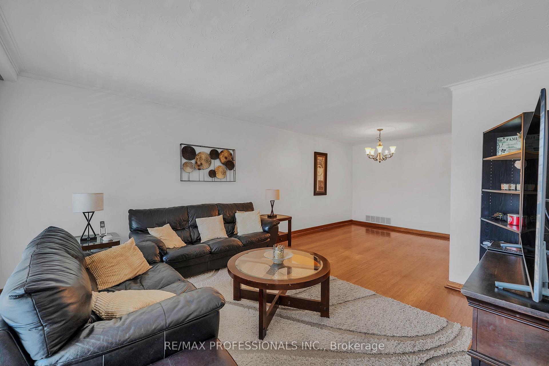 Photo 4 of 23 Anthia Drive, North York, Humber Summit — HOMEH