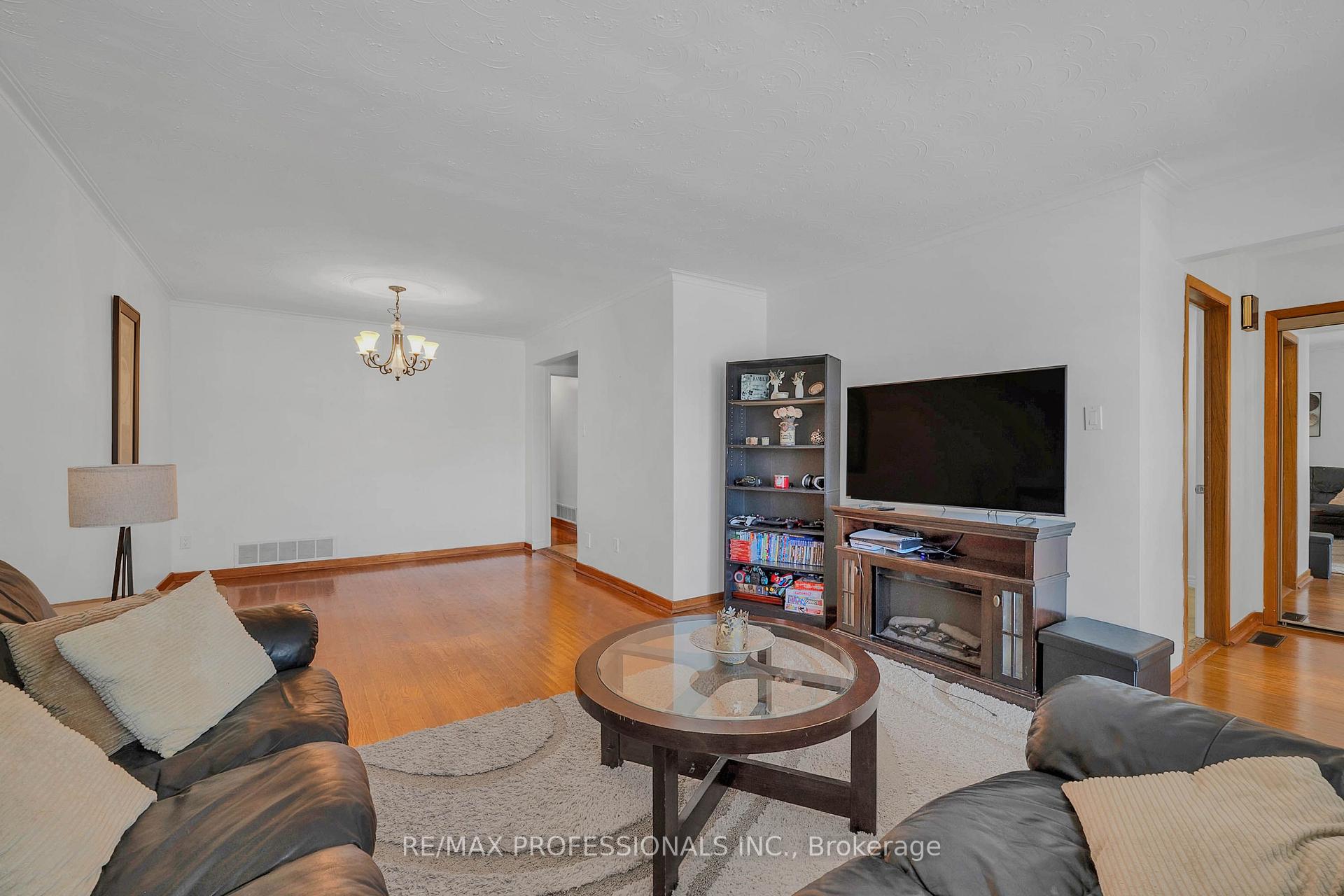 Photo 5 of 23 Anthia Drive, North York, Humber Summit — HOMEH