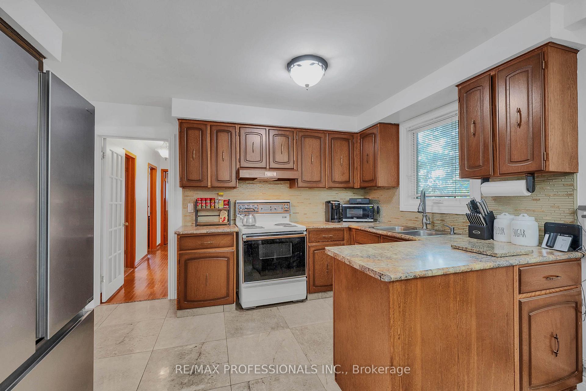 Photo 10 of 23 Anthia Drive, North York, Humber Summit — HOMEH