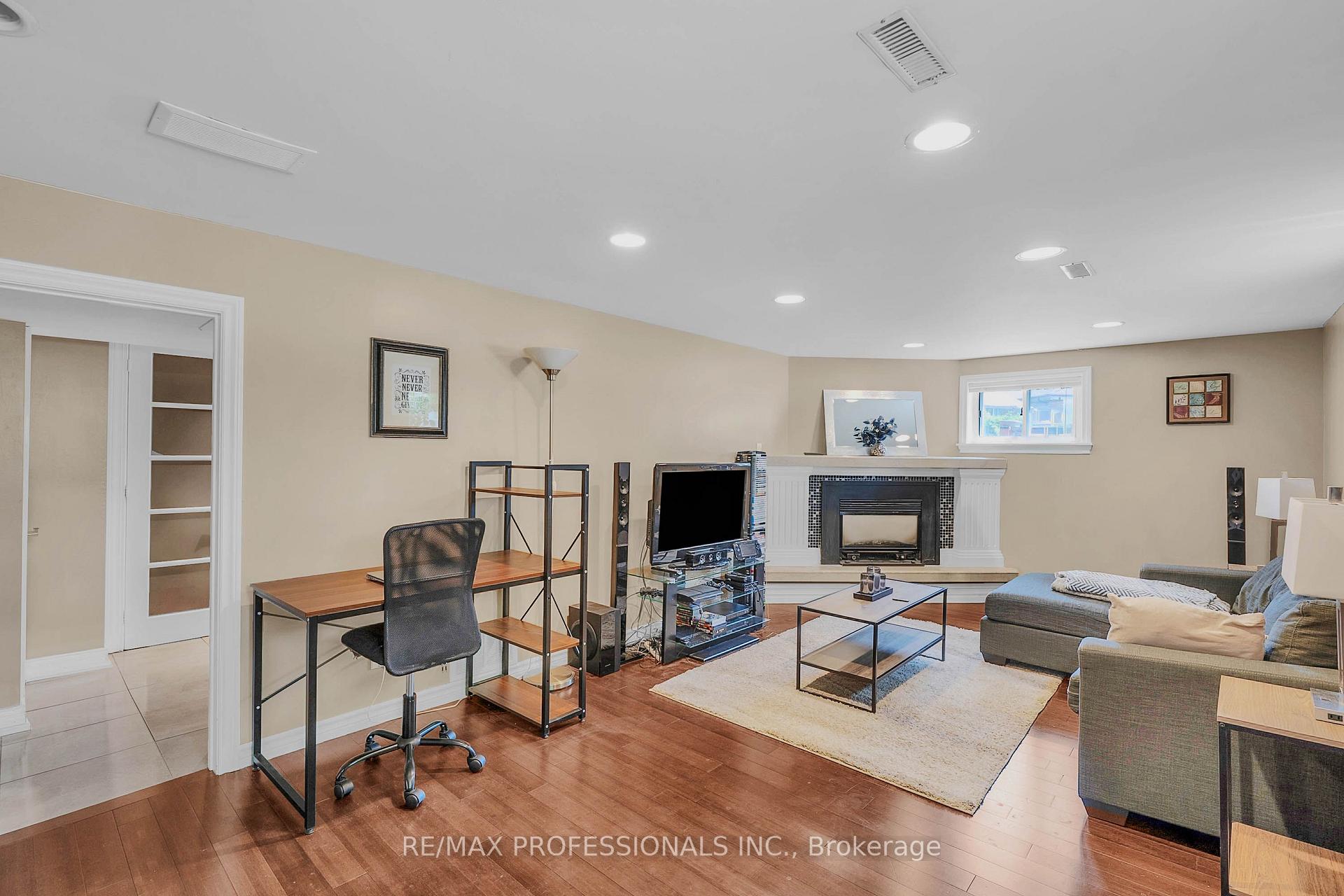 Photo 31 of 23 Anthia Drive, North York, Humber Summit — HOMEH