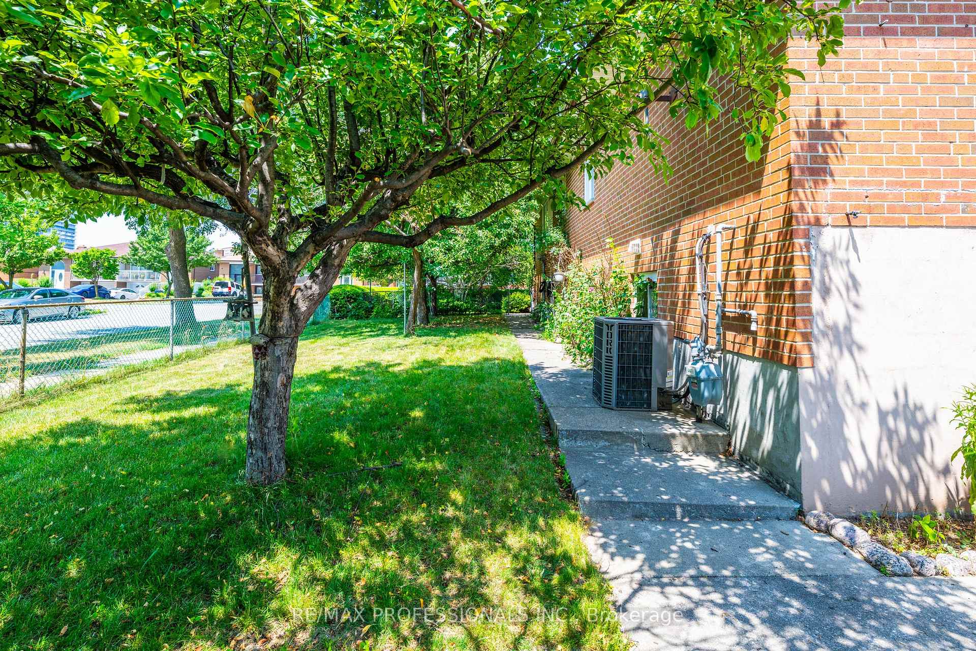 Photo 40 of 23 Anthia Drive, North York, Humber Summit — HOMEH