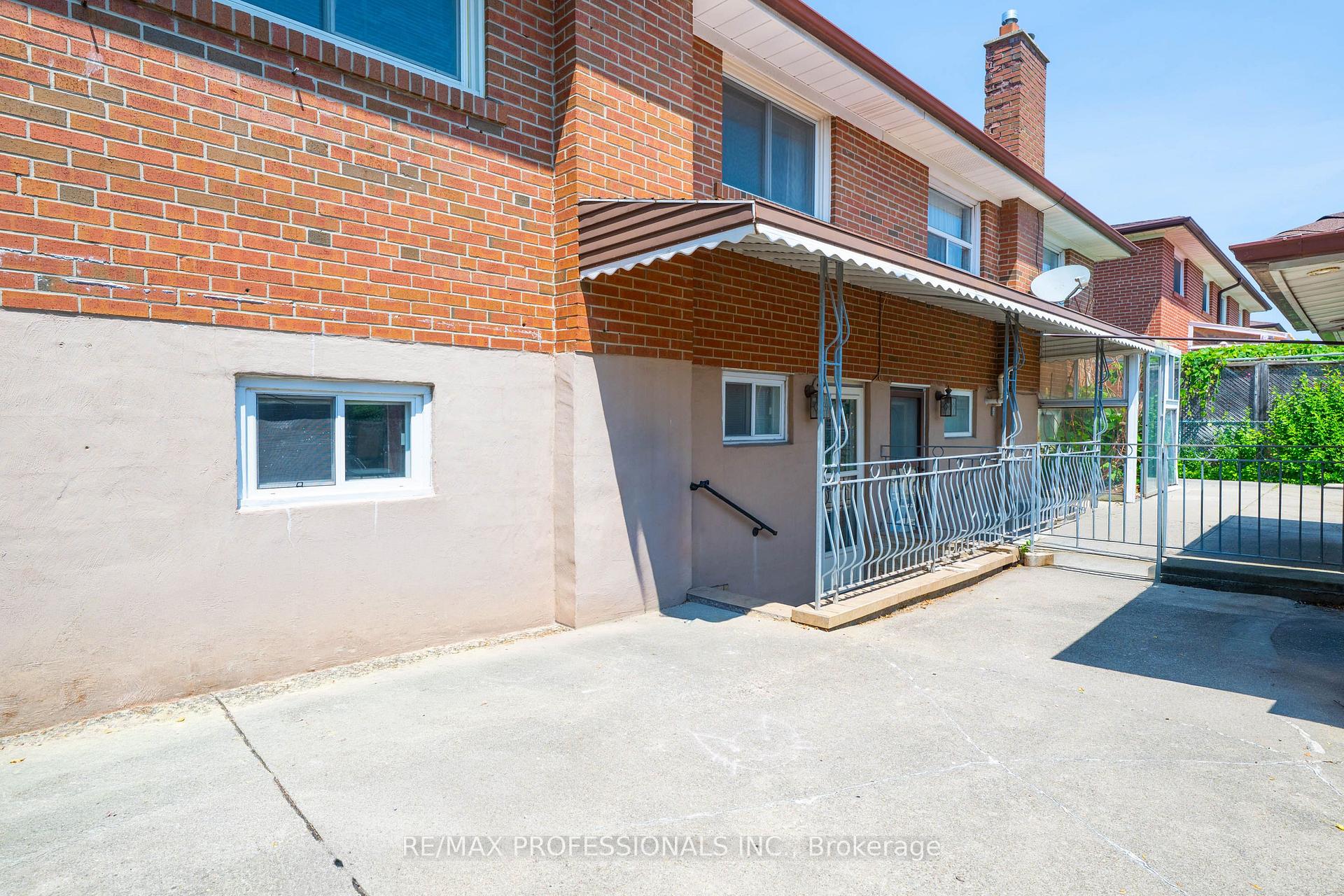 Photo 41 of 23 Anthia Drive, North York, Humber Summit — HOMEH