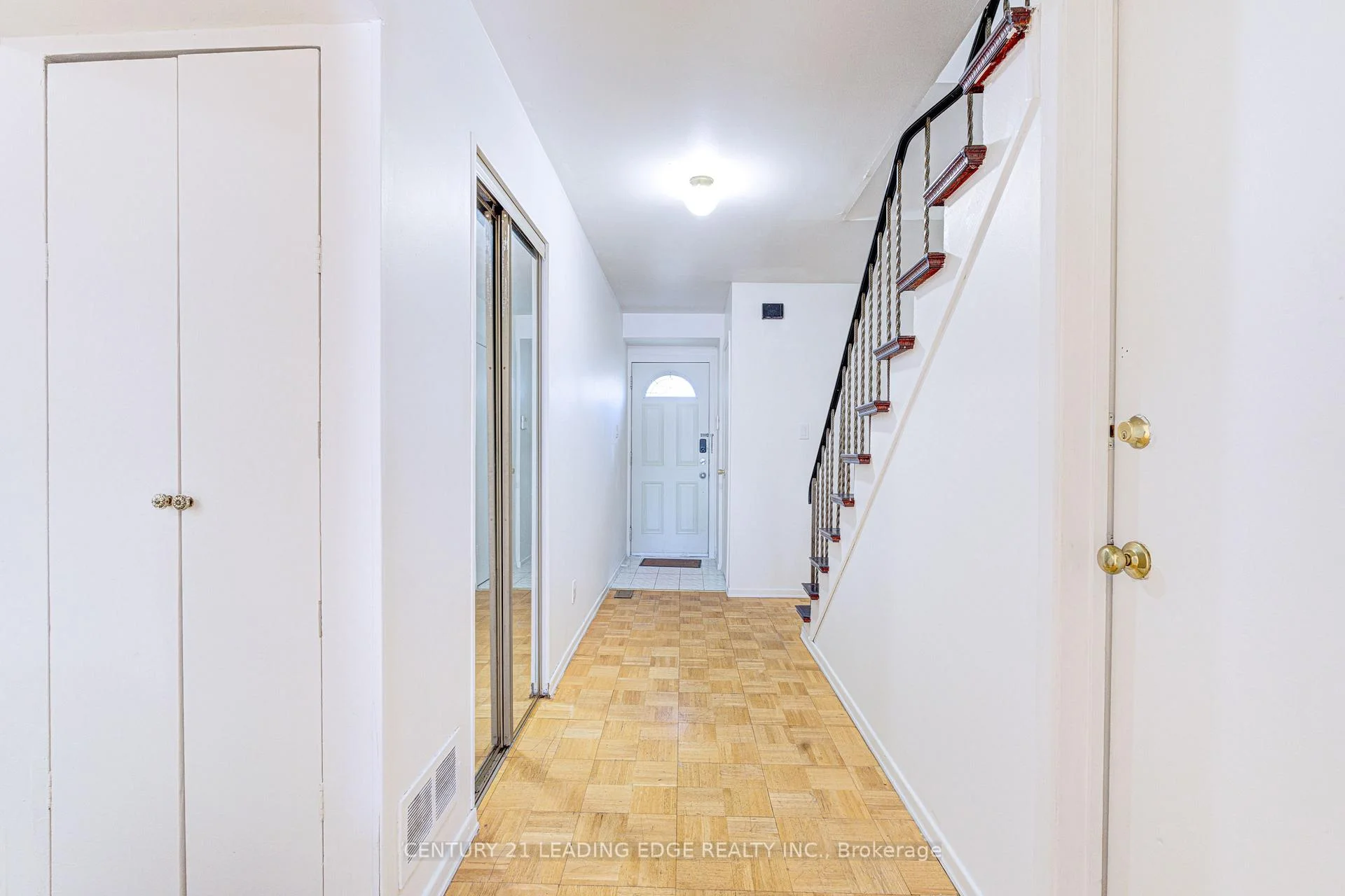 Photo 4 of 1024 Bridletowne Circle, Scarborough, L'Amoreaux — HOMEH