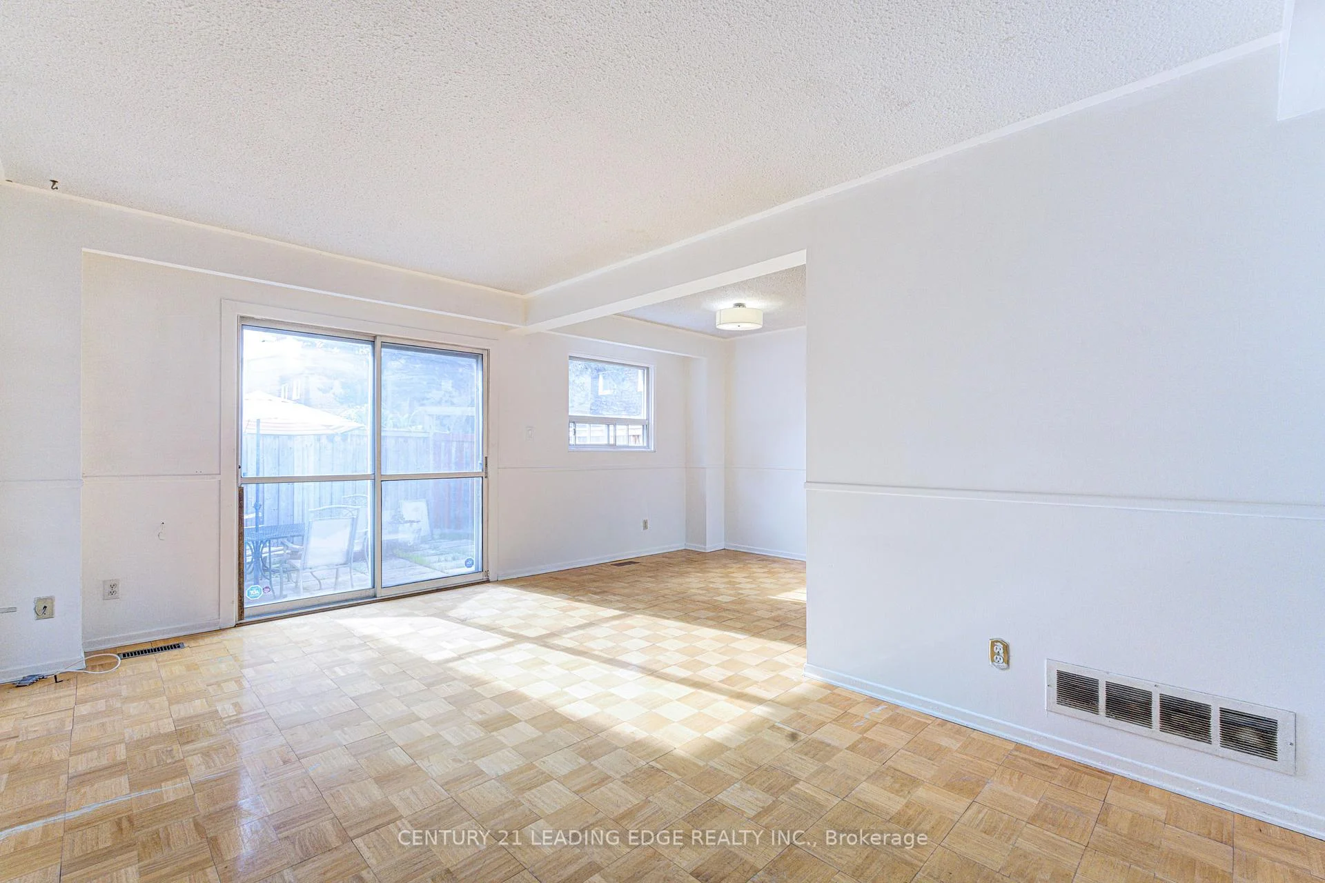 Photo 7 of 1024 Bridletowne Circle, Scarborough, L'Amoreaux — HOMEH