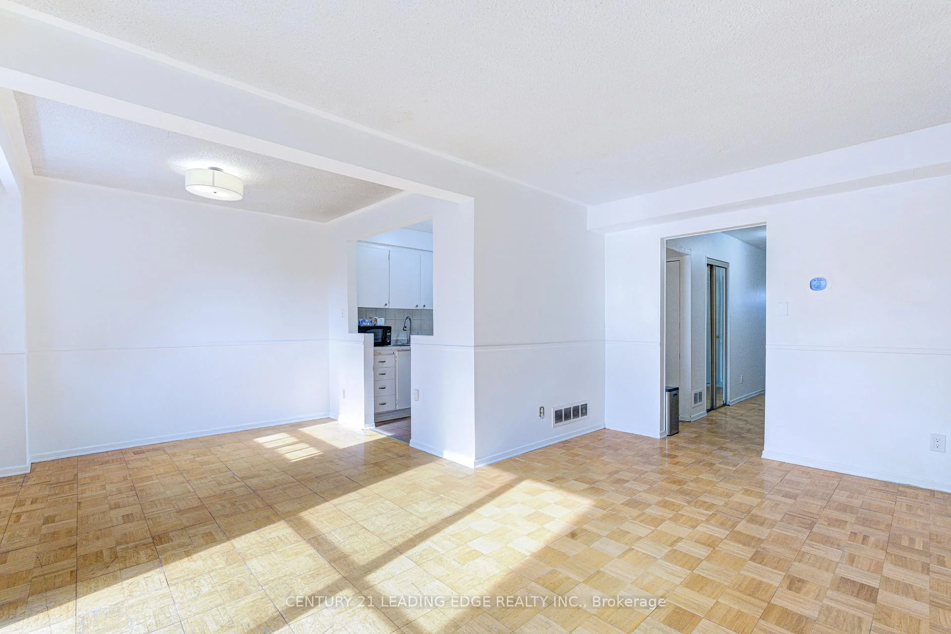 Photo 8 of 1024 Bridletowne Circle, Scarborough, L'Amoreaux — HOMEH
