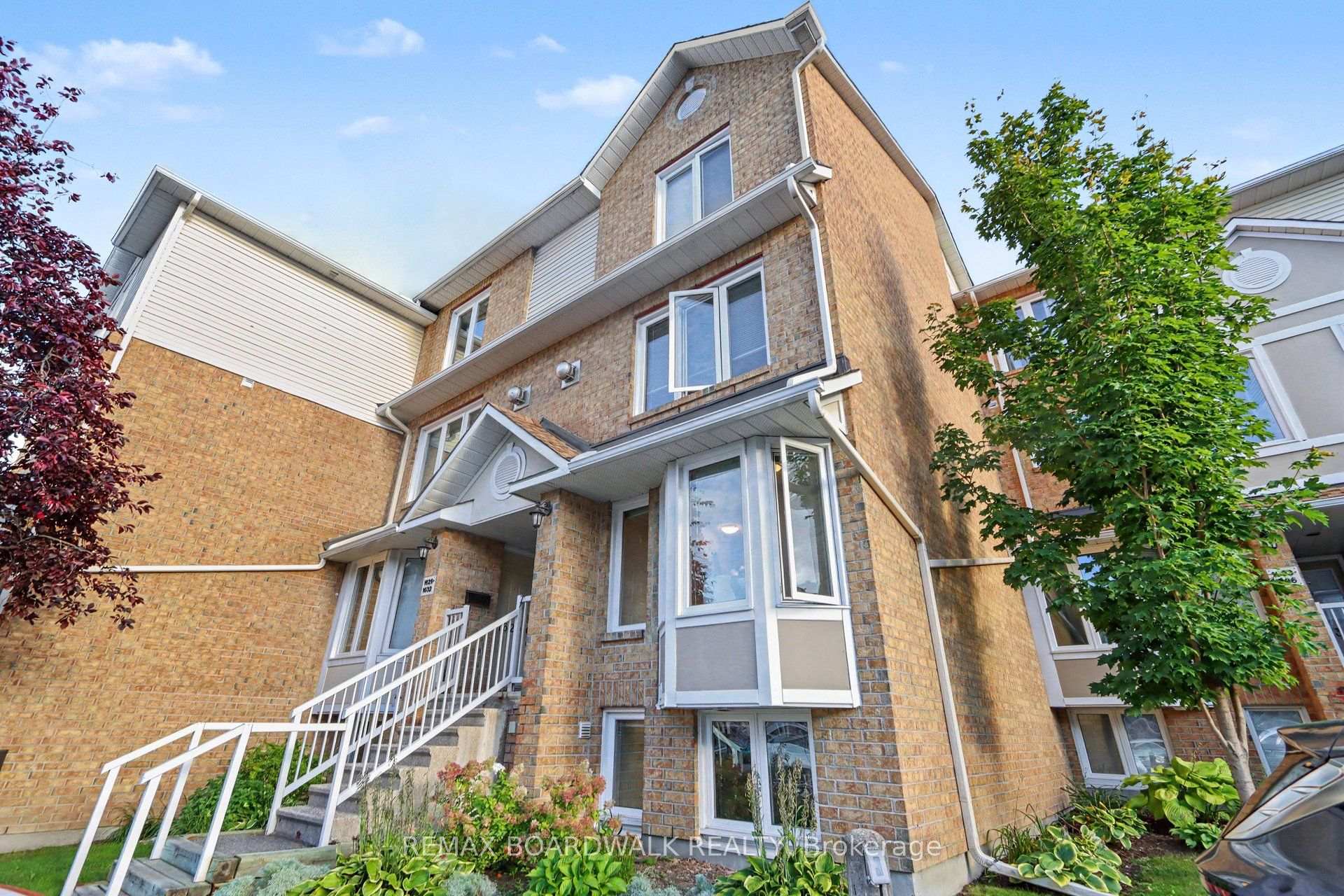 Photo 2 of 1631 Locksley Lane, Ottawa, Beaconwood — HOMEH