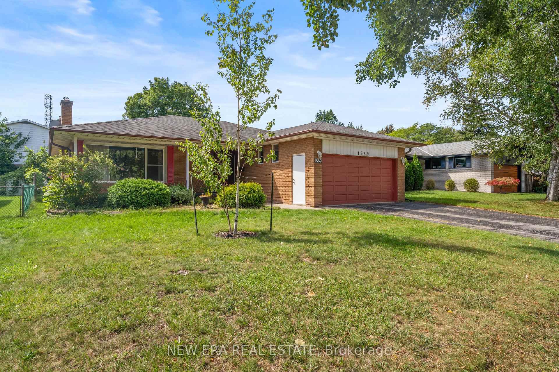 Photo 2 of 1889 Steepbank Crescent, Mississauga, Applewood — HOMEH