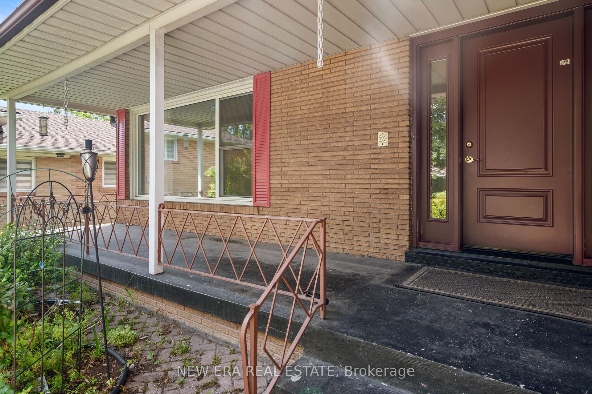 Photo 3 of 1889 Steepbank Crescent, Mississauga, Applewood — HOMEH