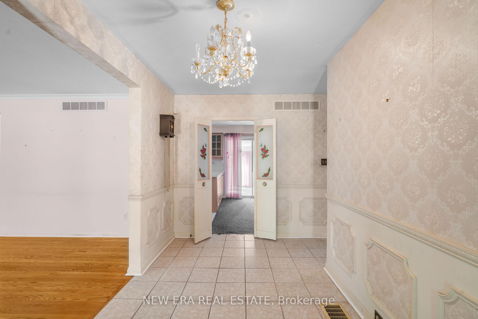 Photo 5 of 1889 Steepbank Crescent, Mississauga, Applewood — HOMEH