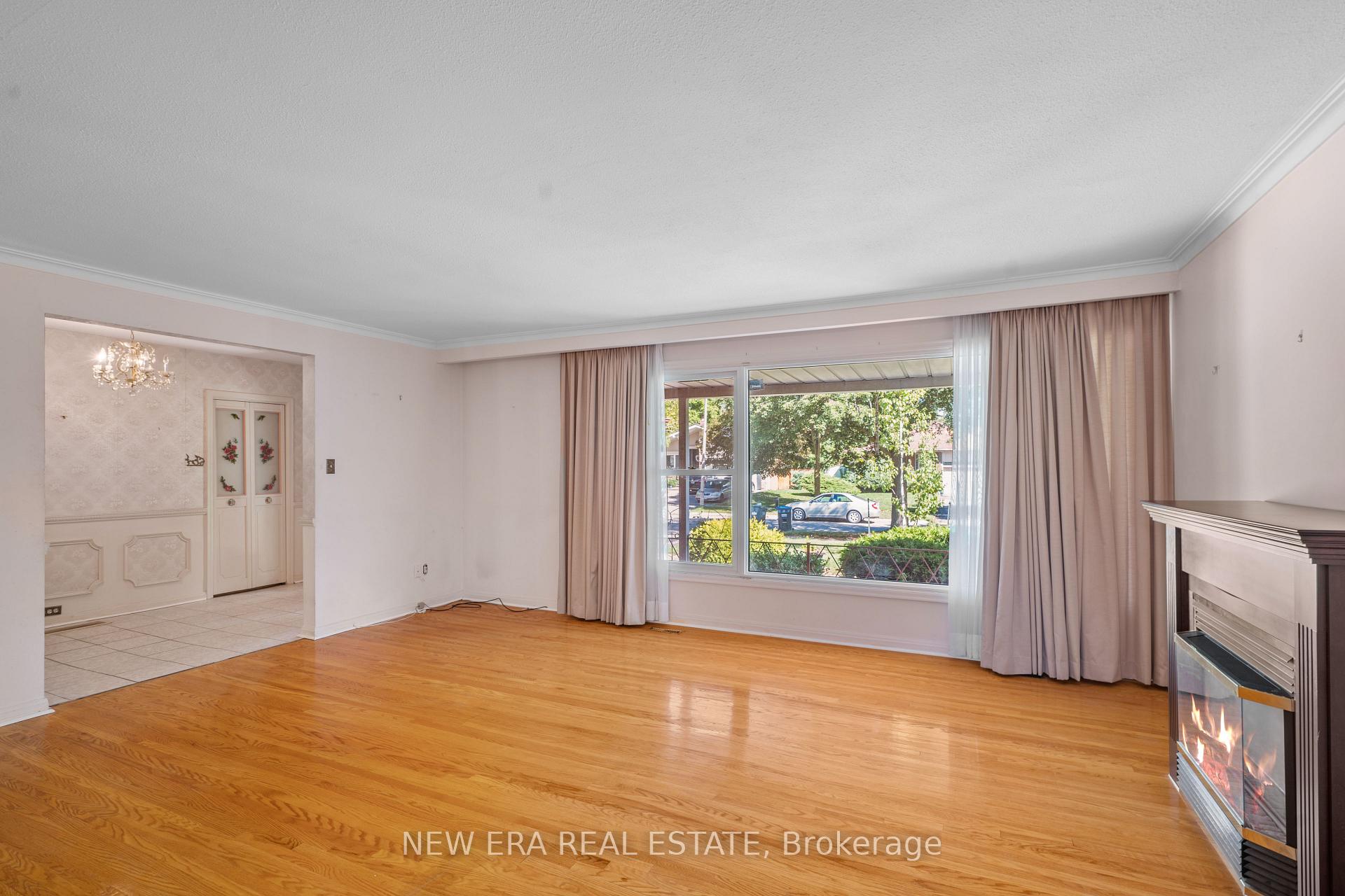Photo 6 of 1889 Steepbank Crescent, Mississauga, Applewood — HOMEH