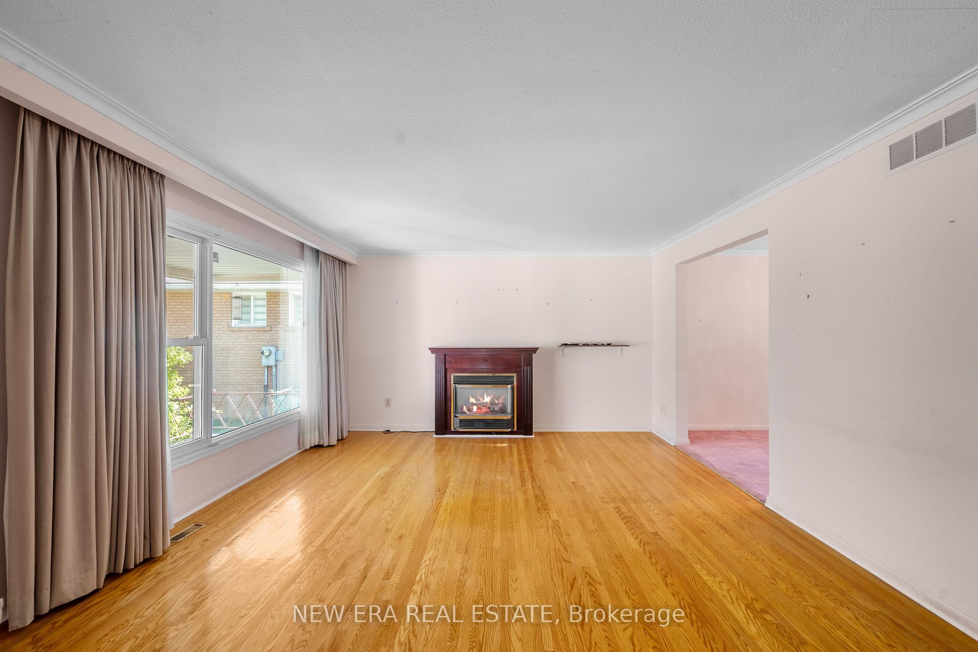 Photo 8 of 1889 Steepbank Crescent, Mississauga, Applewood — HOMEH