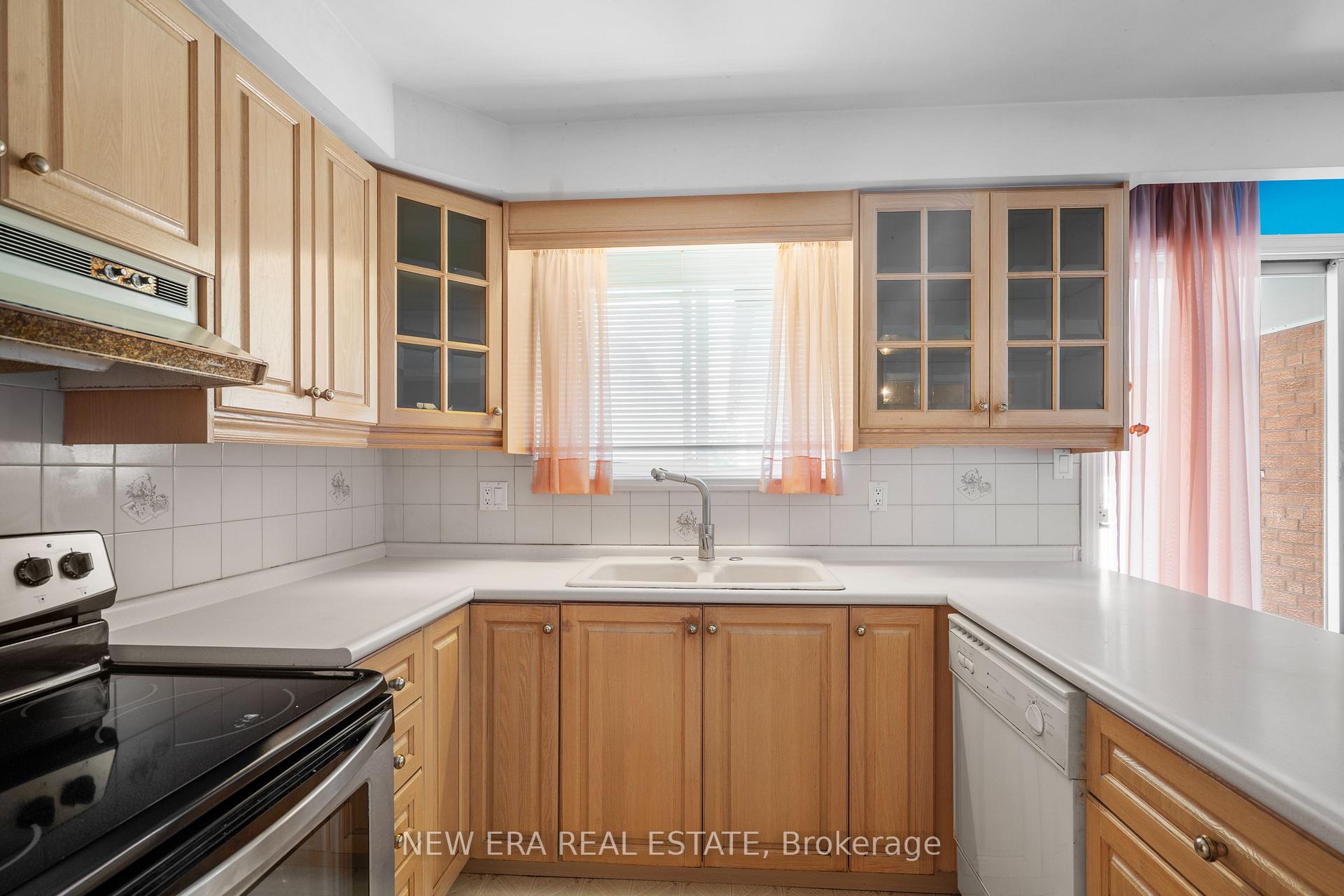 Photo 11 of 1889 Steepbank Crescent, Mississauga, Applewood — HOMEH
